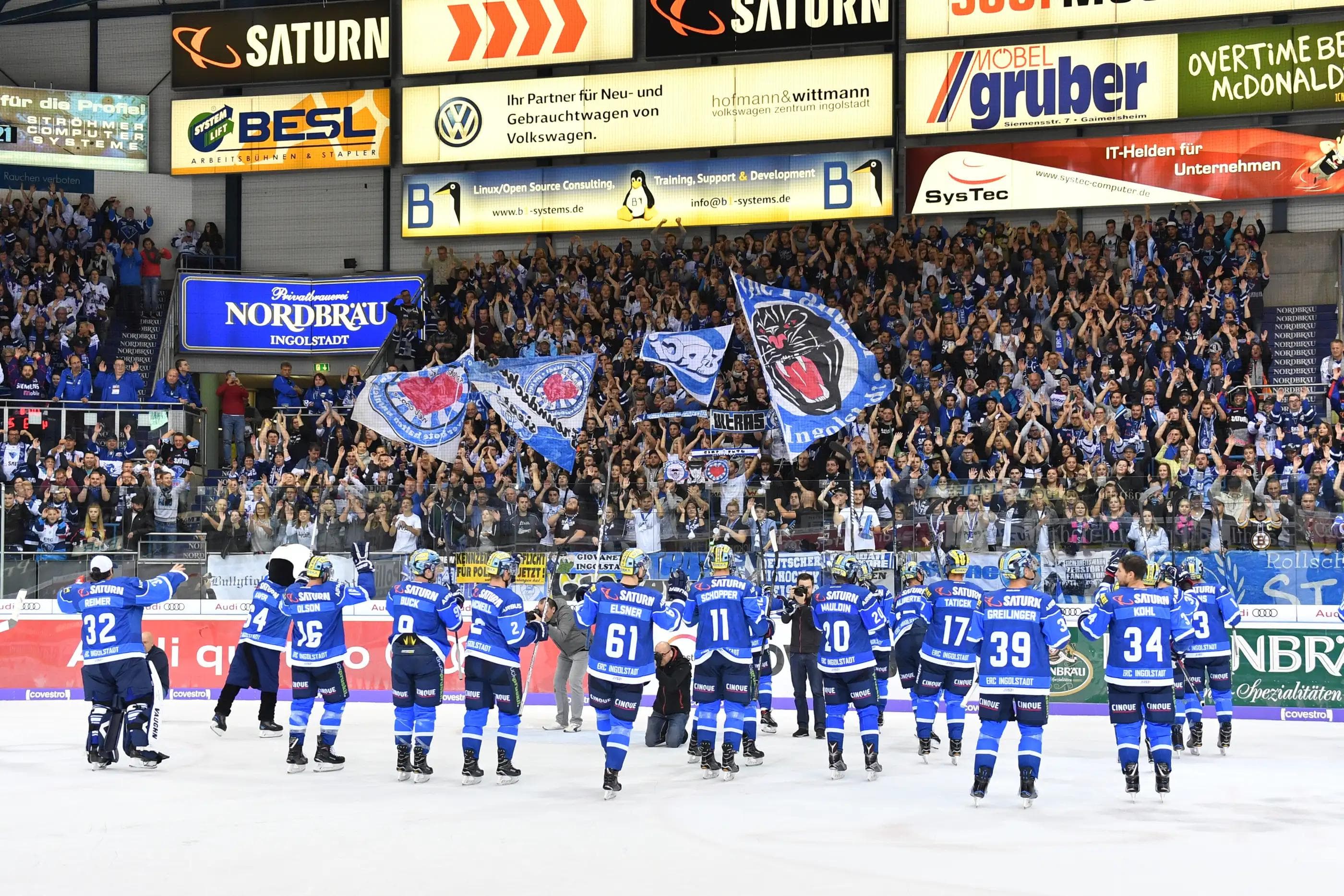 Danke für die Unterstützung! Am schönsten ist es in der Saturn Arena, aber auch Auswärtsfahrten haben ihren Reiz. Foto: Traub / st-foto.de
