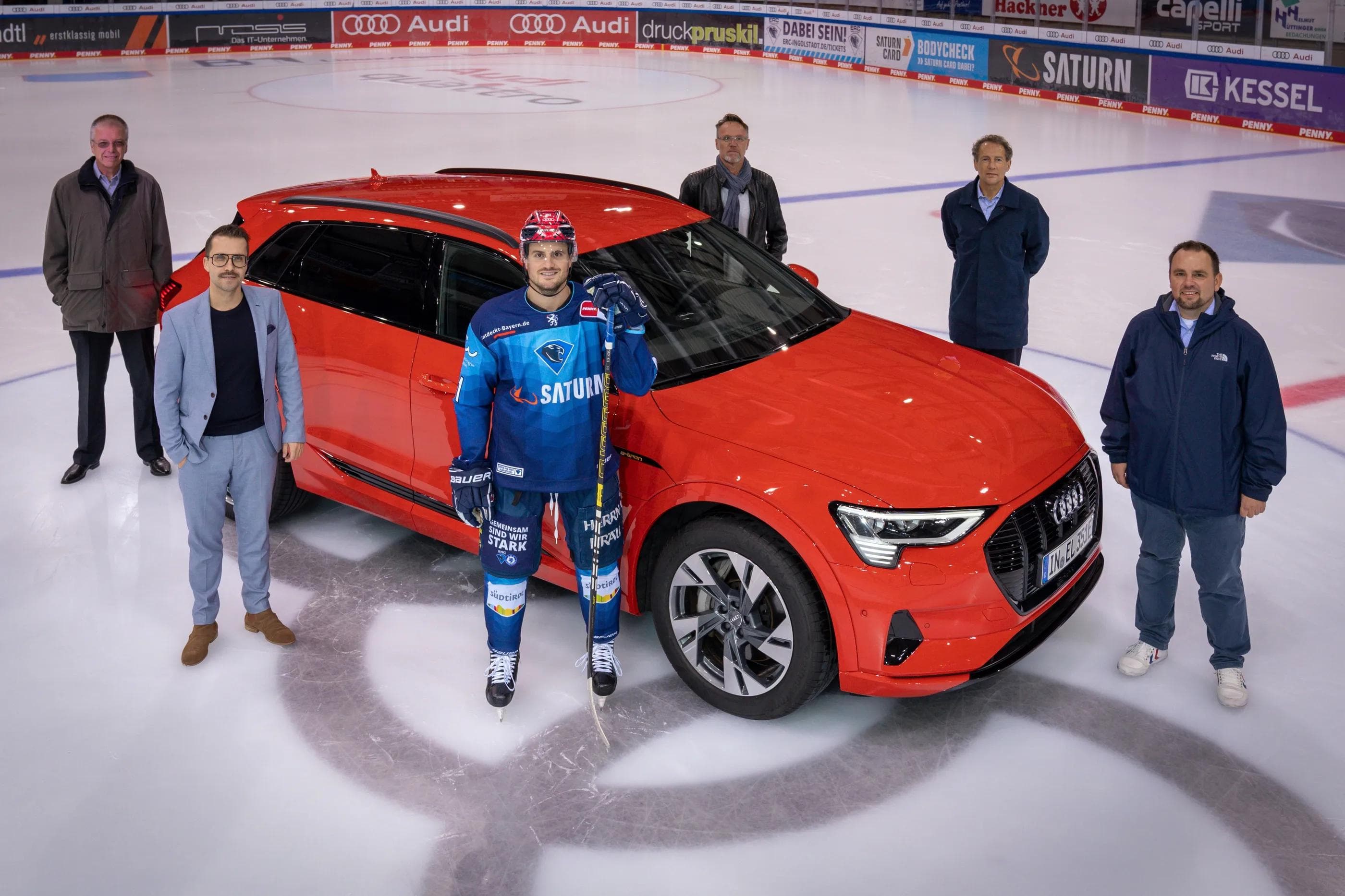 Mitglieder des Audi ERC-Steuerkreises übergeben den neuen Helm an DEL-Topscorer Wayne Simpson.

Foto: Stefan Bösl