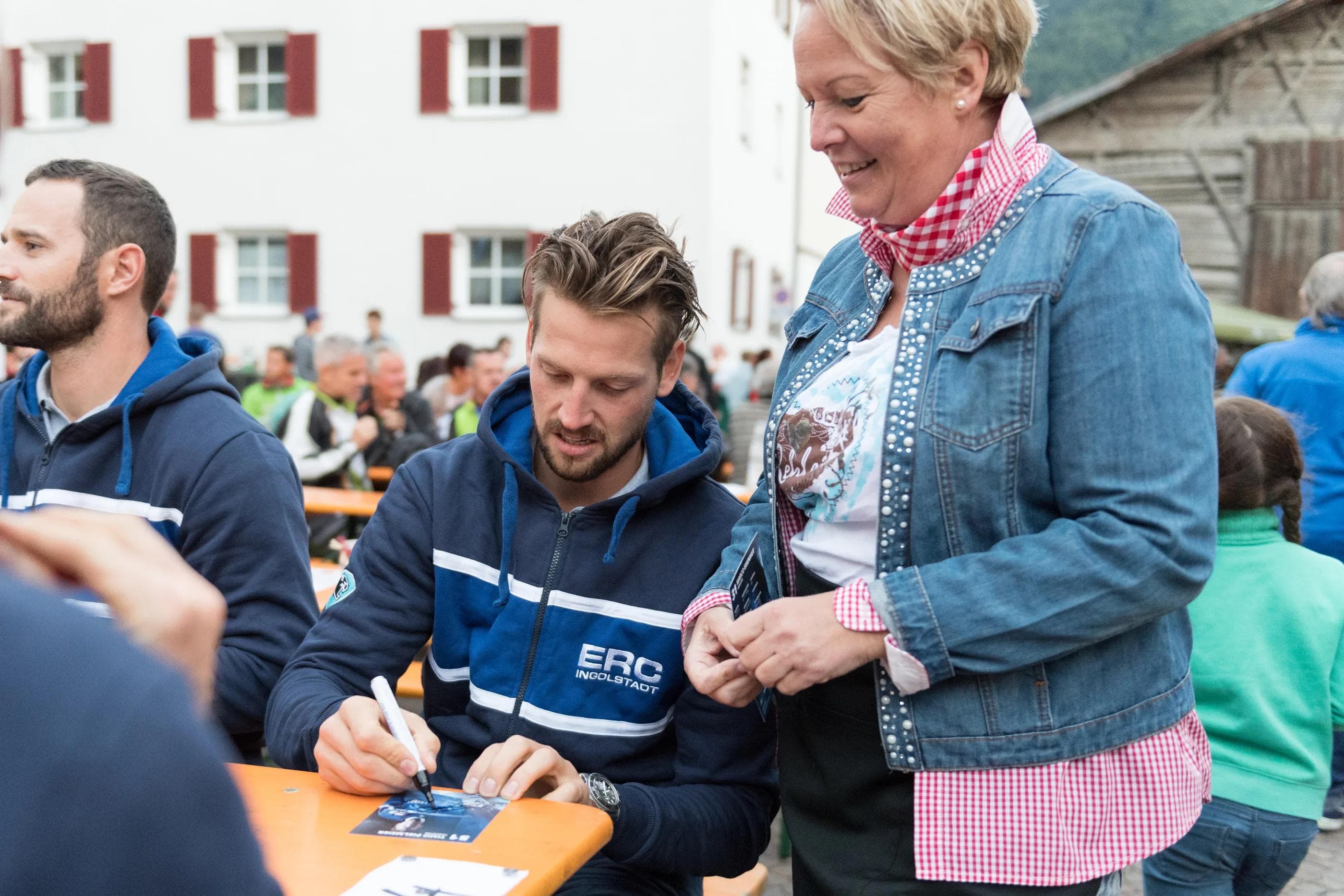 Timo Pielmeiers Unterschrift war auch auf dem Fan-Fest in Latsch begehrt. Foto: Markus Fischer / mfipics.de