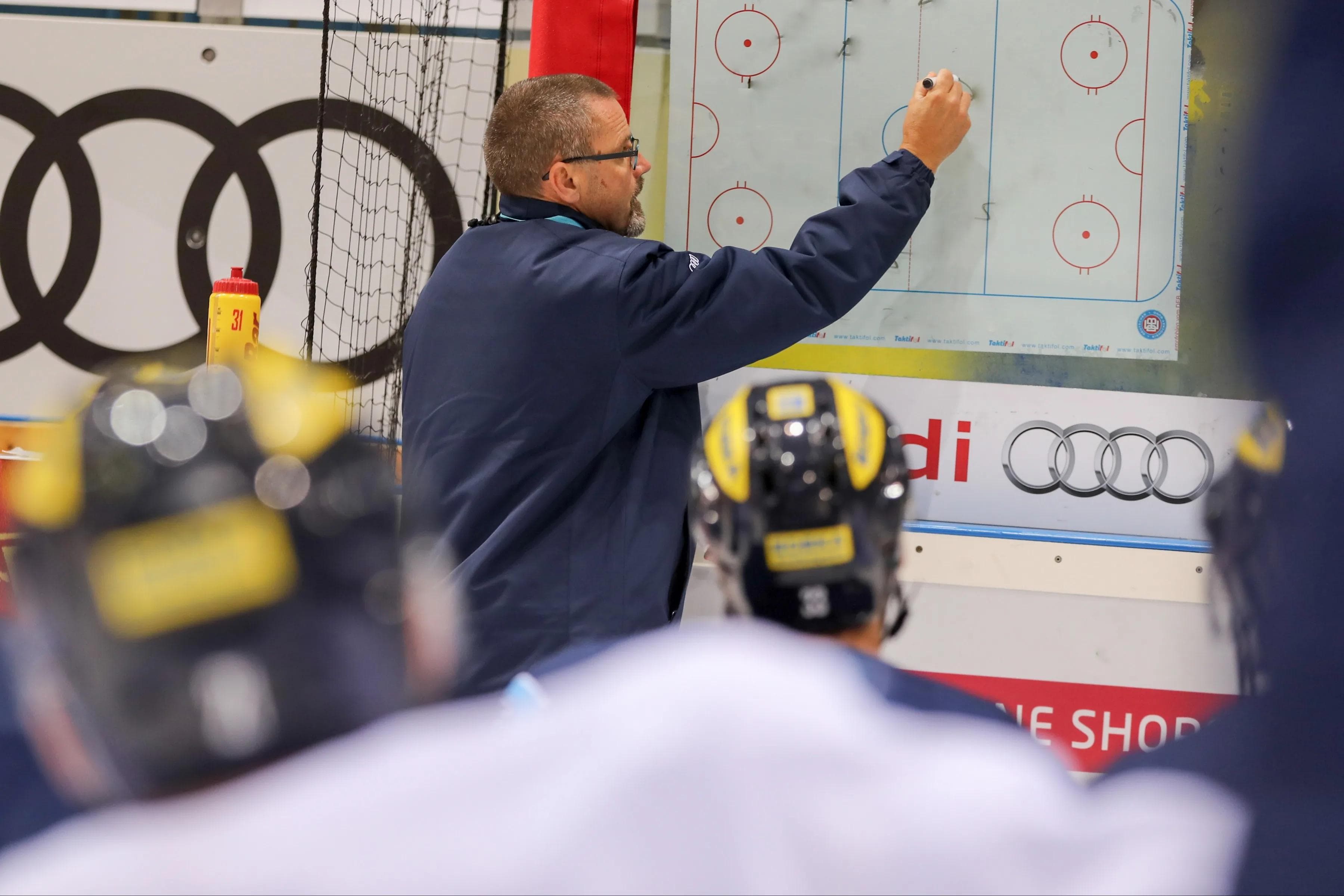 Trainingsauftakt zur zweiten Saisonphase: Cheftrainer Tommy Samuelsson am Taktikbord. Foto (Archiv): Stefan Bösl / kbumm.de