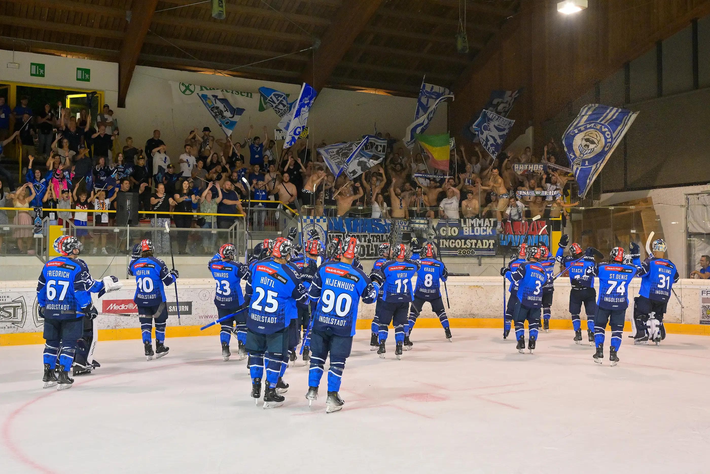Die Panther feierten mit den zahlreich mitgereisten Fans einen 5:2-Erfolg beim Auftaktspiel des Vinschgau Cups.
Foto: Johannes Traub/JT-Presse.de