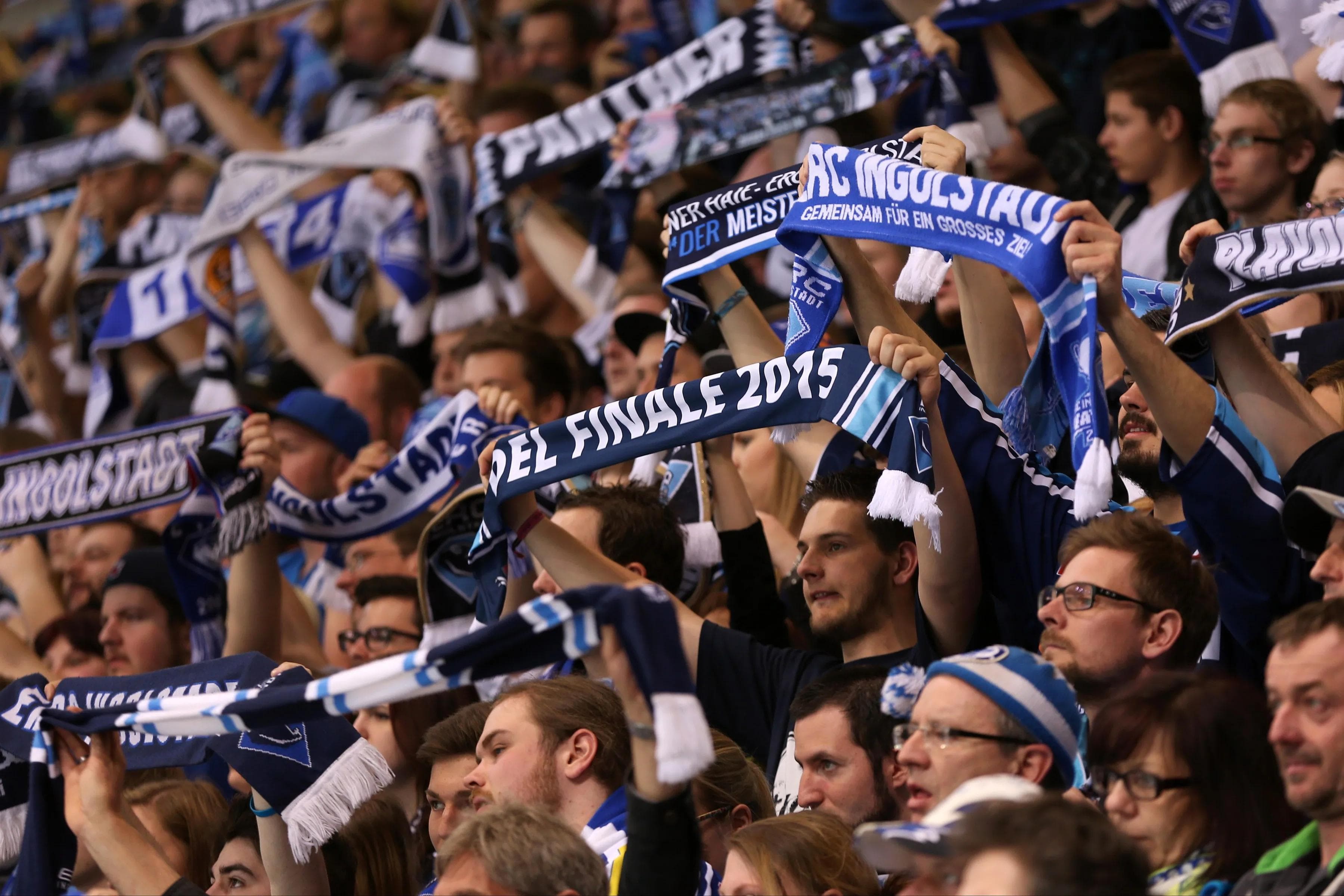 Die ERC-Fans hoffen, dass das heutige Match das letzte Heimspiel dieser Saison ist. Foto: Bösl