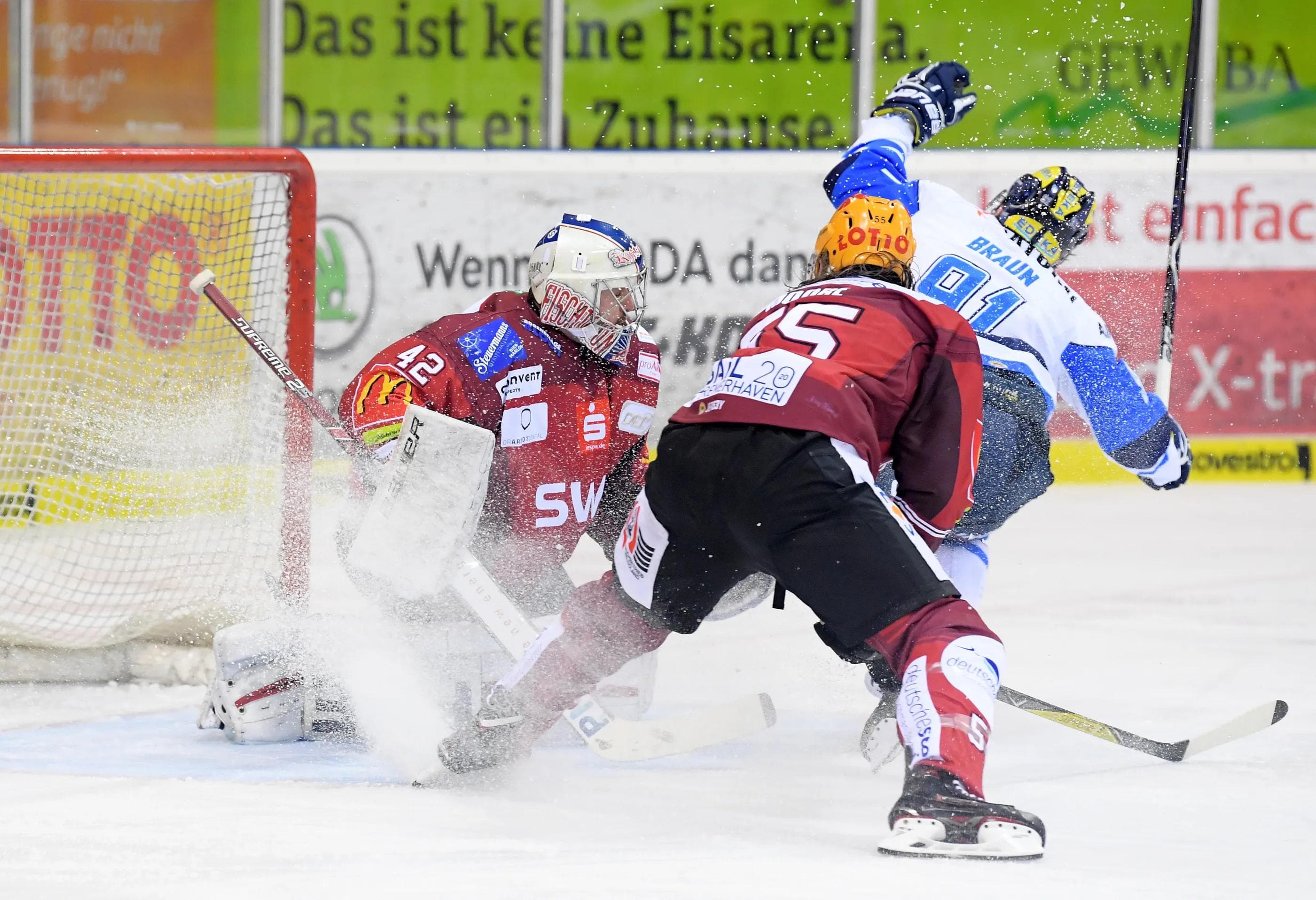 Laurin Braun wurde in seinem 450. DEL-Spiel beim Torabschluss gefoult, wie auf dem Bild zu sehen ist. Tyler Kelleher verwandelte den Penaltyschuss. Foto: Jasmin Wagner / DEL-Photosharing