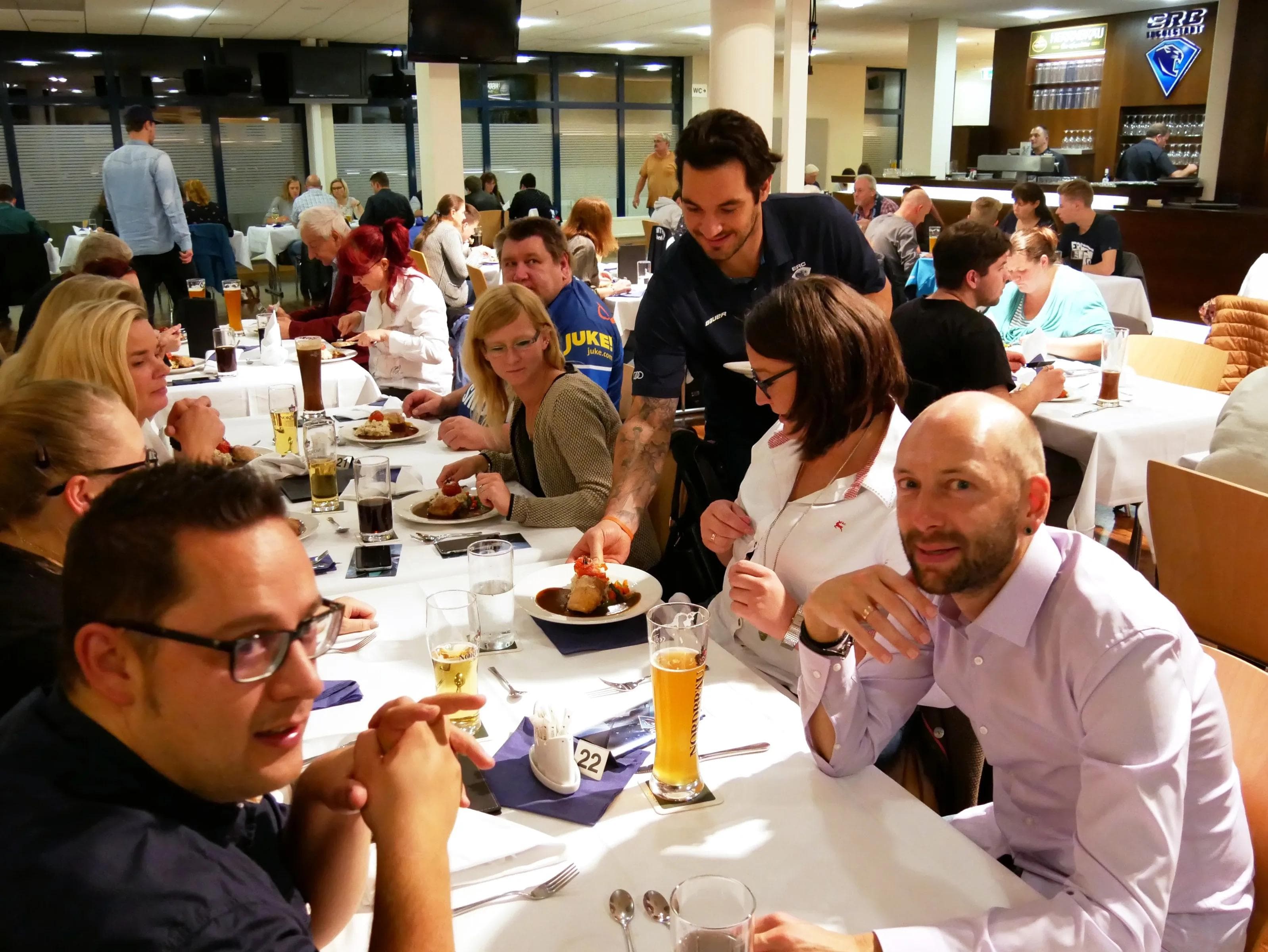 Panther Dinner? Da bewirten ERC-Spieler Fans.