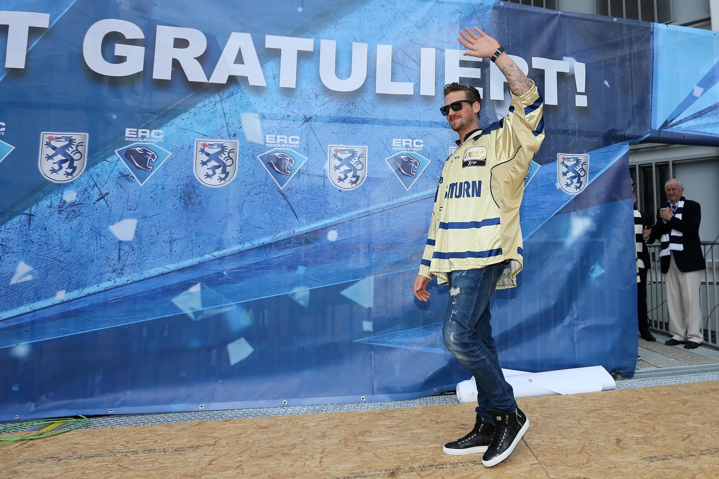Goalie Timo Pielmeier auf dem Rathausplatz