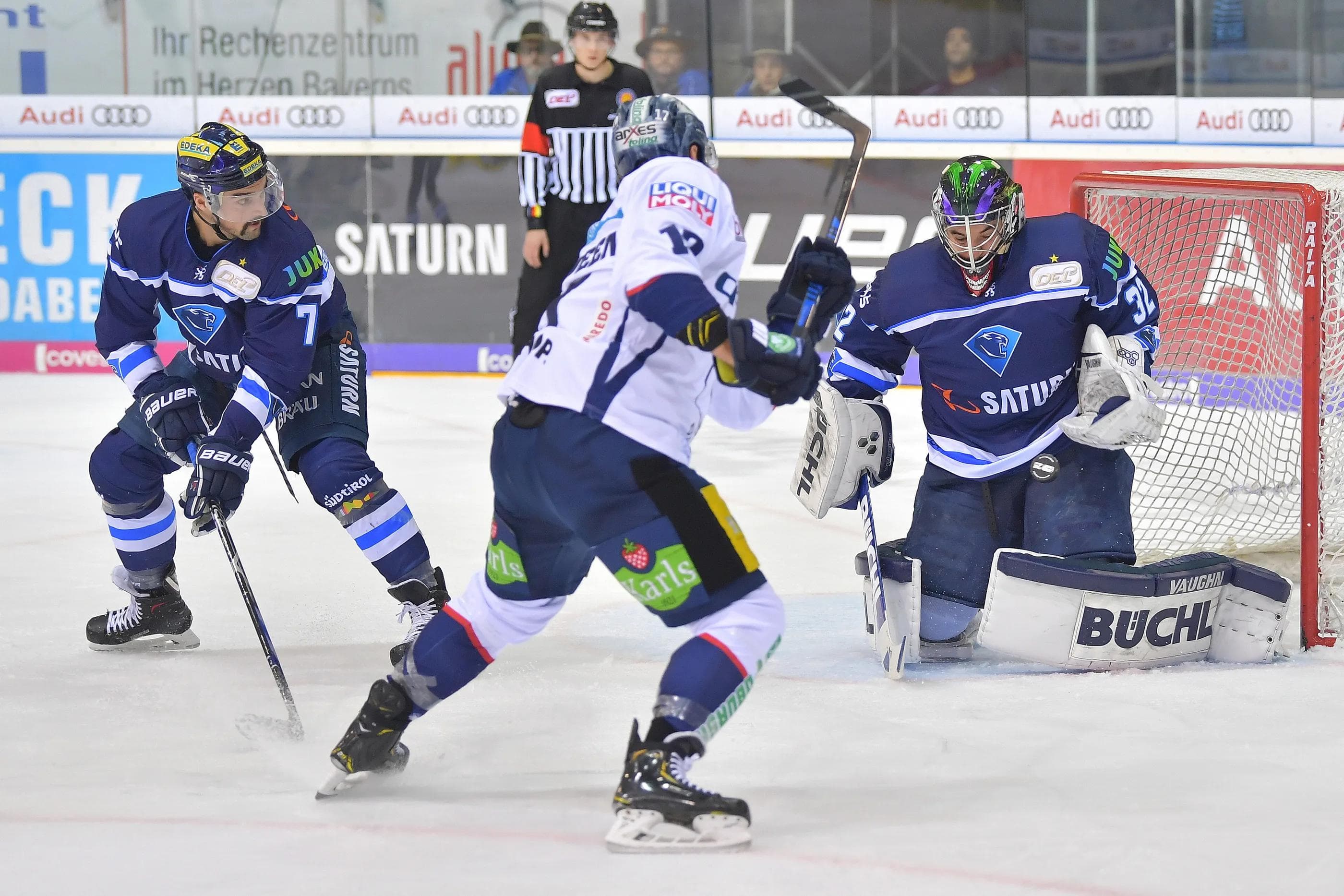 ERC-Goalie Jochen Reimer zeigte einige gute Paraden, musste sich dann mit seinen Farben aber doch geschlagen geben.
Foto: Johannes TRAUB / ST-Foto.de
