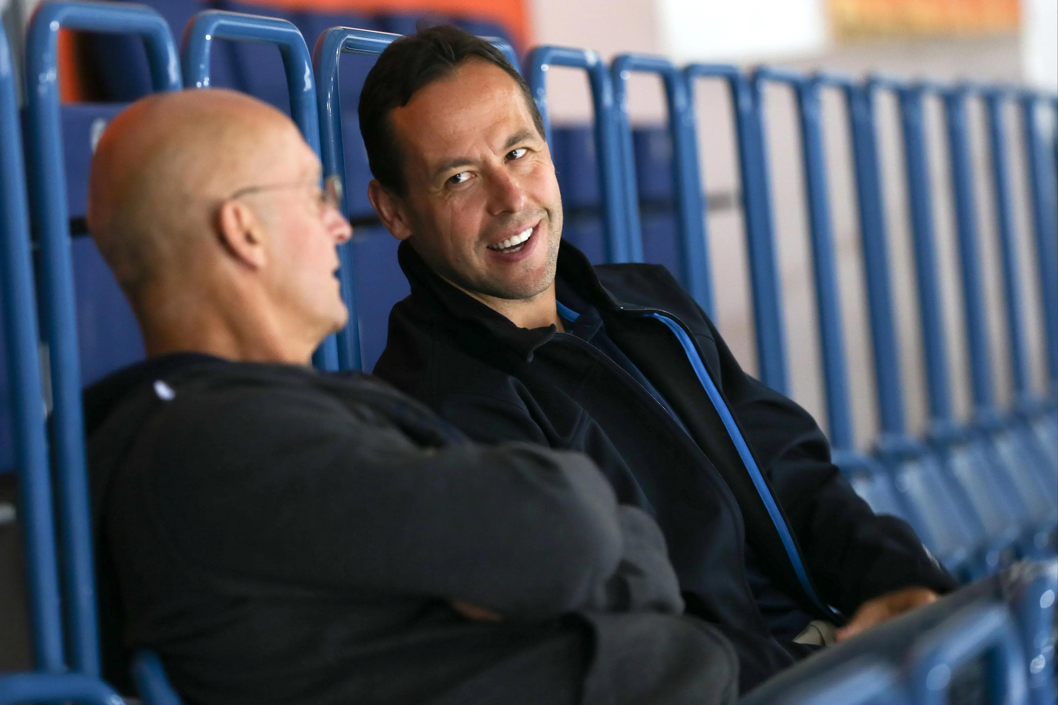 Marco Sturm (rechts) fachsimpelte mit ERC-Sportdirektor Jiri Ehrenberger während der Trainingseinheiten. Foto: Stefan Bösl / kbumm.de