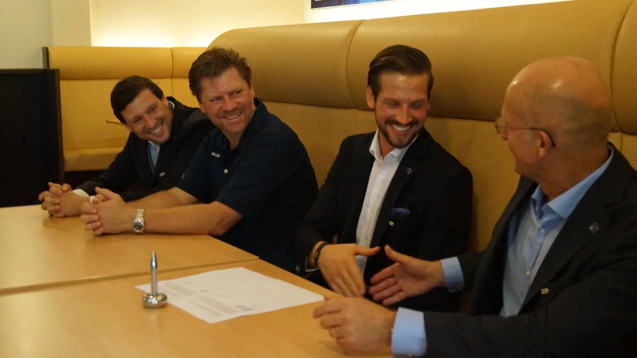 Pielmeier bei der Vertragsunterzeichnung mit Claus Gröbner, Peppi Heiß und Jiri Ehrenberger
