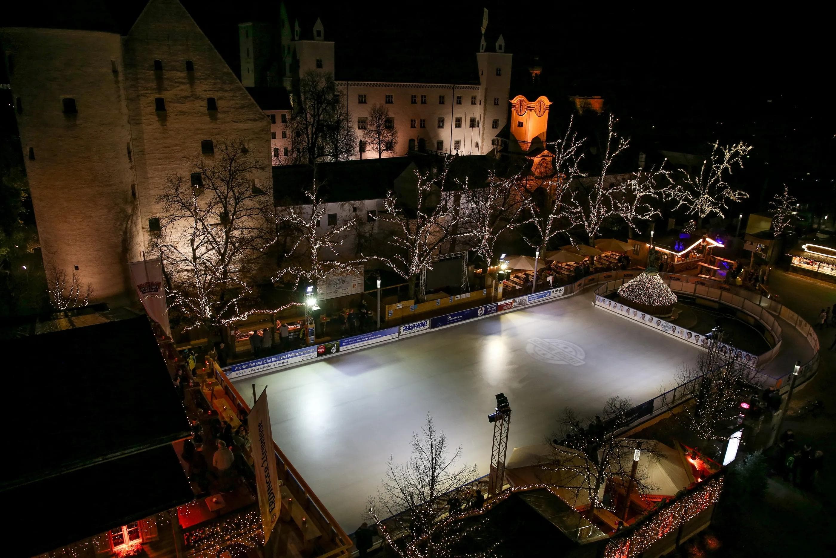 Die Eisarena am Paradeplatz ist bereits eröffnet. Am Mittwoch schauen sechs ERC-Spieler vorbei. Foto: Jürgen Meyer / kbumm.de