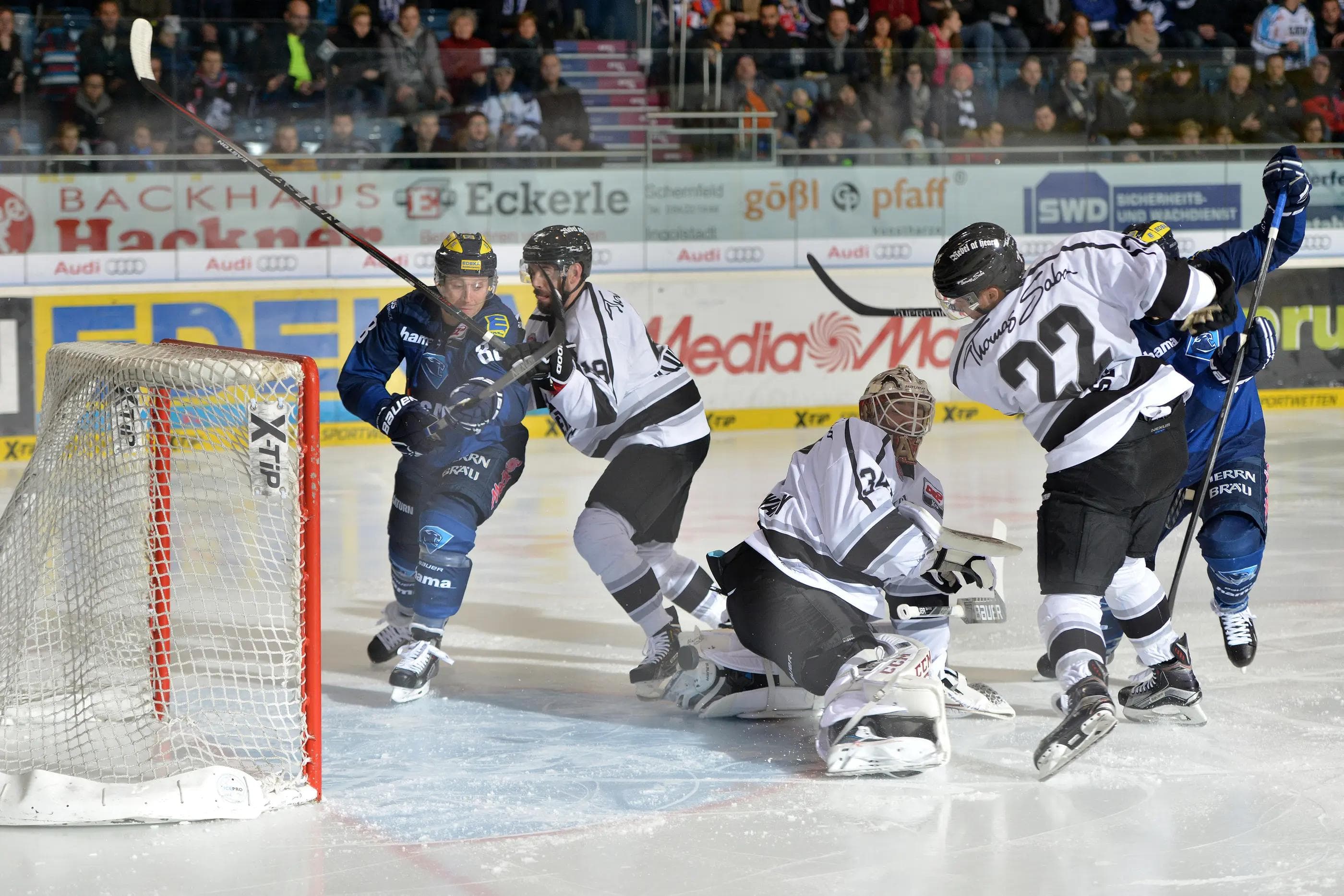 Torwart Tyler Beskorowany (Nr.34, Thomas Sabo Ice Tigers) kann den Puck nicht halten. Brandon McMillan (Nr.88, ERC Ingolstadt) holt ihn und trifft zum 2:0. Kyle Klubertanz (Nr.49, Thomas Sabo Ice Tigers) kann ihn nacht daran hindern. Derek Joslin (Nr.22,