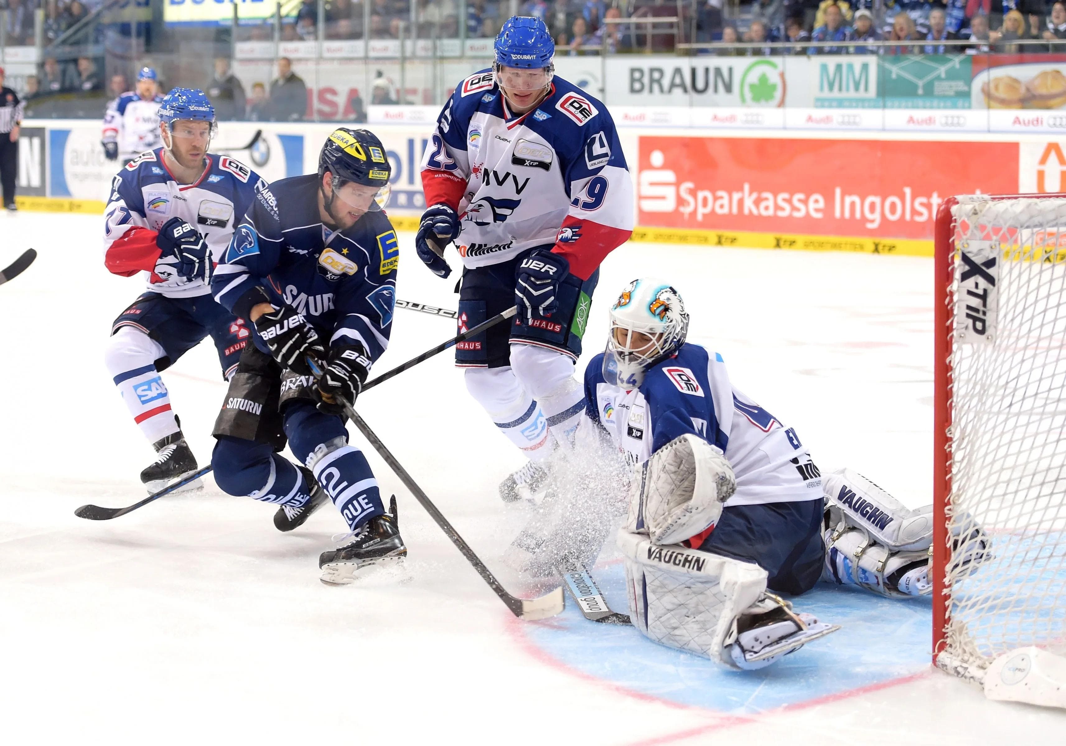 Patrick Hager (im blauen Trikot) und seine Panther kämpfen im Finale gegen die Adler Mannheim. Foto: City Press