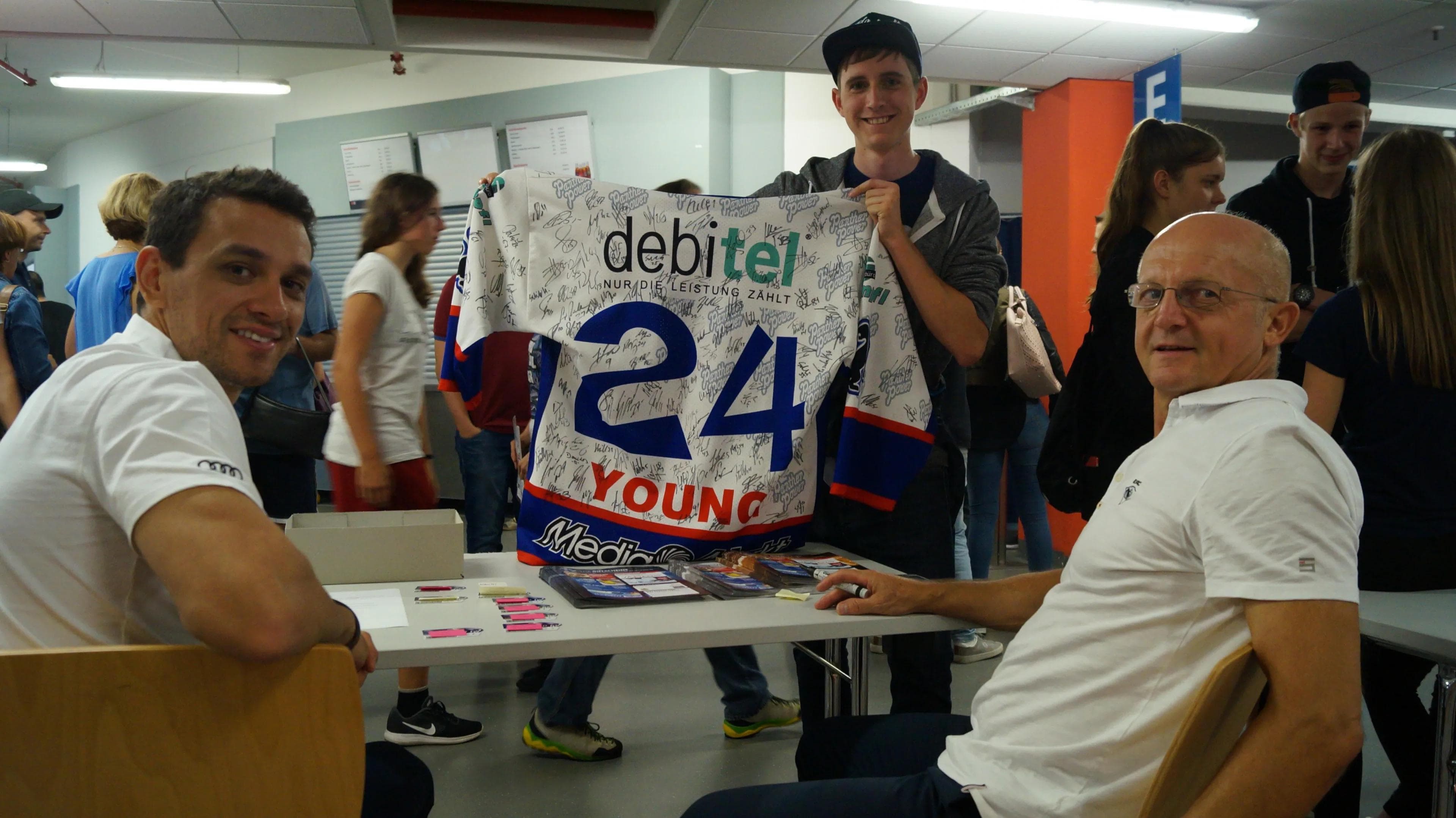 Brian Salcido und Jiri Ehrenberger hatten die Ehre, auf diesem Clayton Young-Trikot zu unterschreiben.