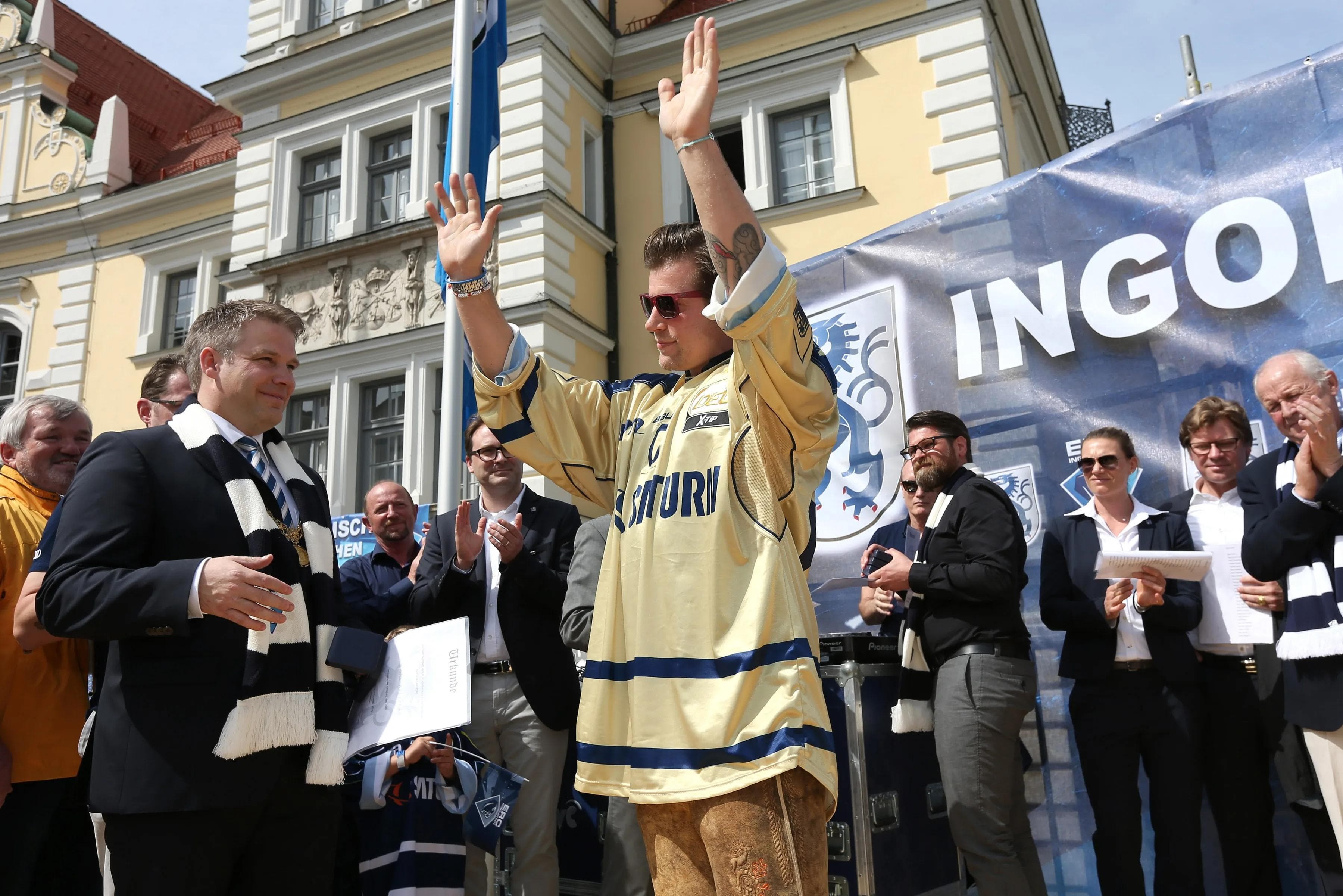 Kapitän Patrick Köppchen erhält die Sportmedaille der Stadt Ingolstadt...