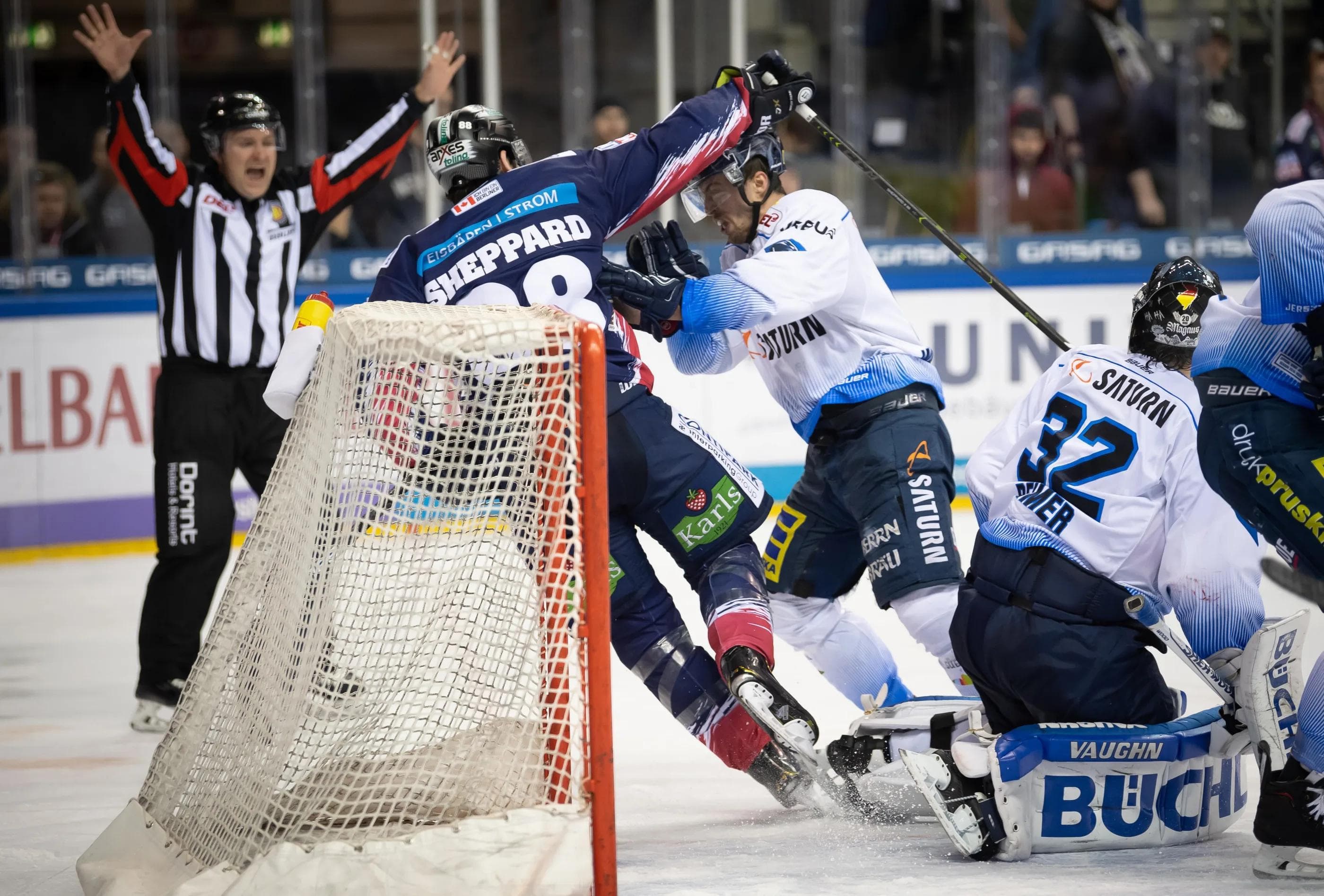 Die Panther um Fabio Wagner (Mitte) erkämpften sich bei den Eisbären Berlin mit einer über weite Strecken hervorragenden Leistung zwei Zähler und rücken auf Tabellenplatz vier vor.
Foto: City-Press