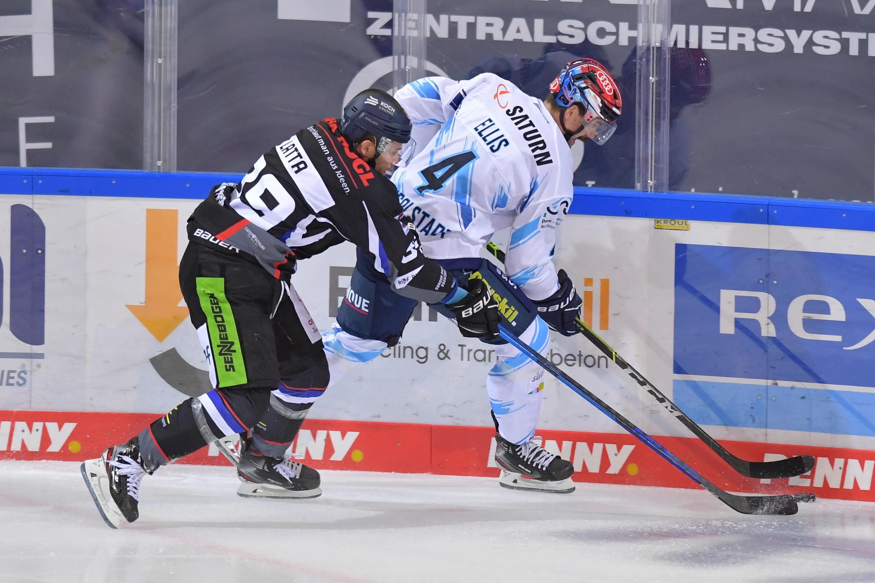 Morgan Ellis (re.) im Zweikampf mit Nick Latta.
Foto: Johannes TRAUB / JT-Presse.de