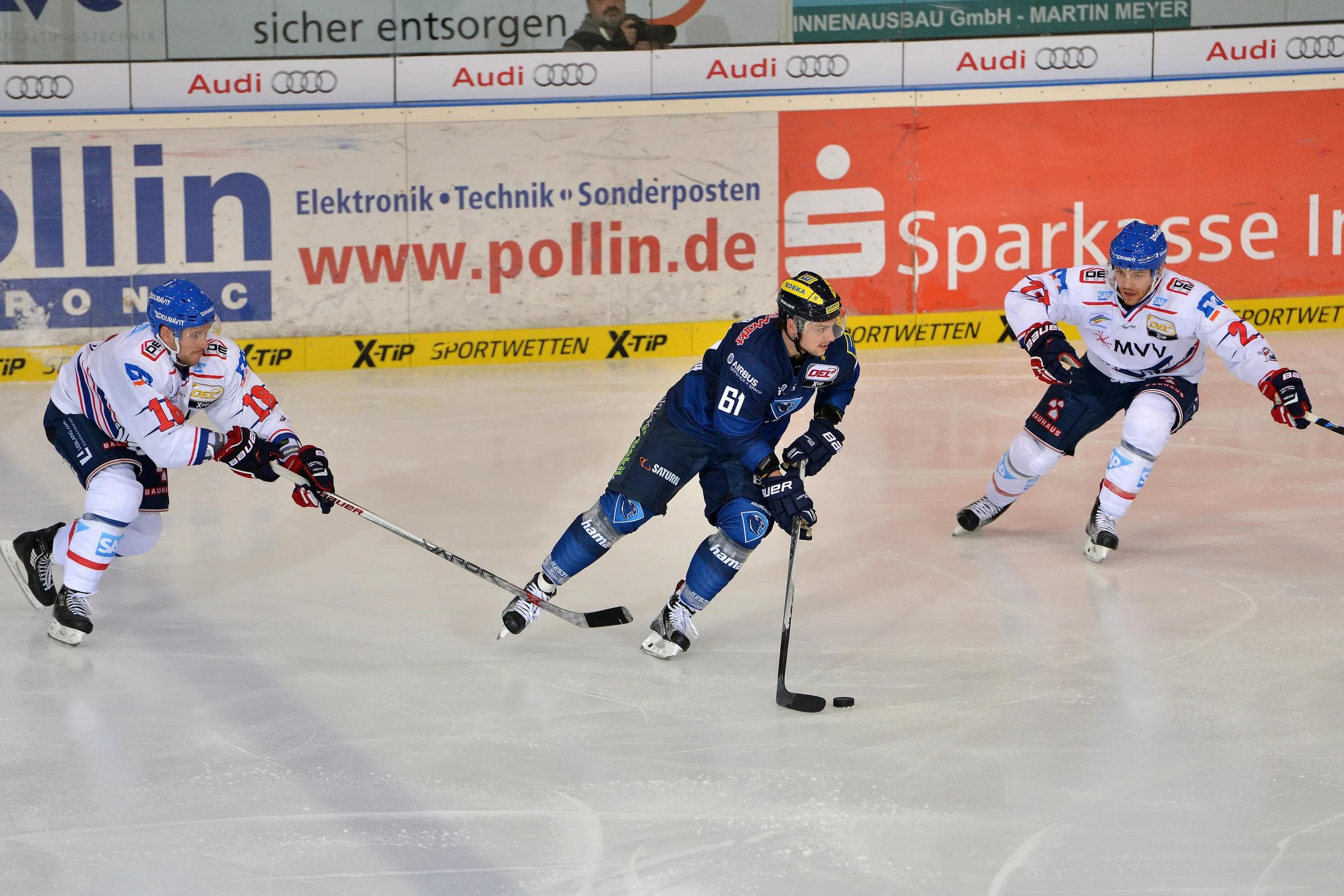 Für die Panther um David Elsner (Mitte, im Duell gegen zwei Mannheimern) steigt am Mittwoch ein wichtiges Spiel. Foto: st-foto.de / Strisch-Traub