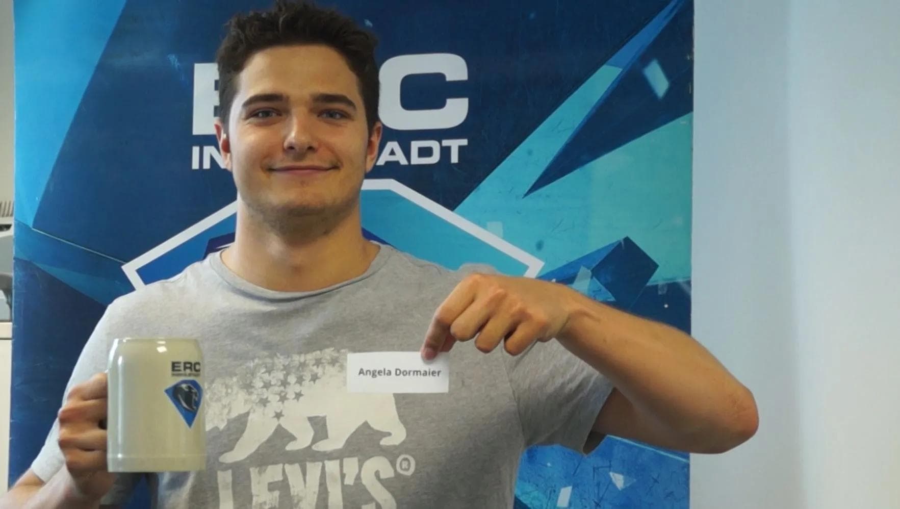 Panther-Angreifer Marc Schmidpeter zog die Gewinnerin.