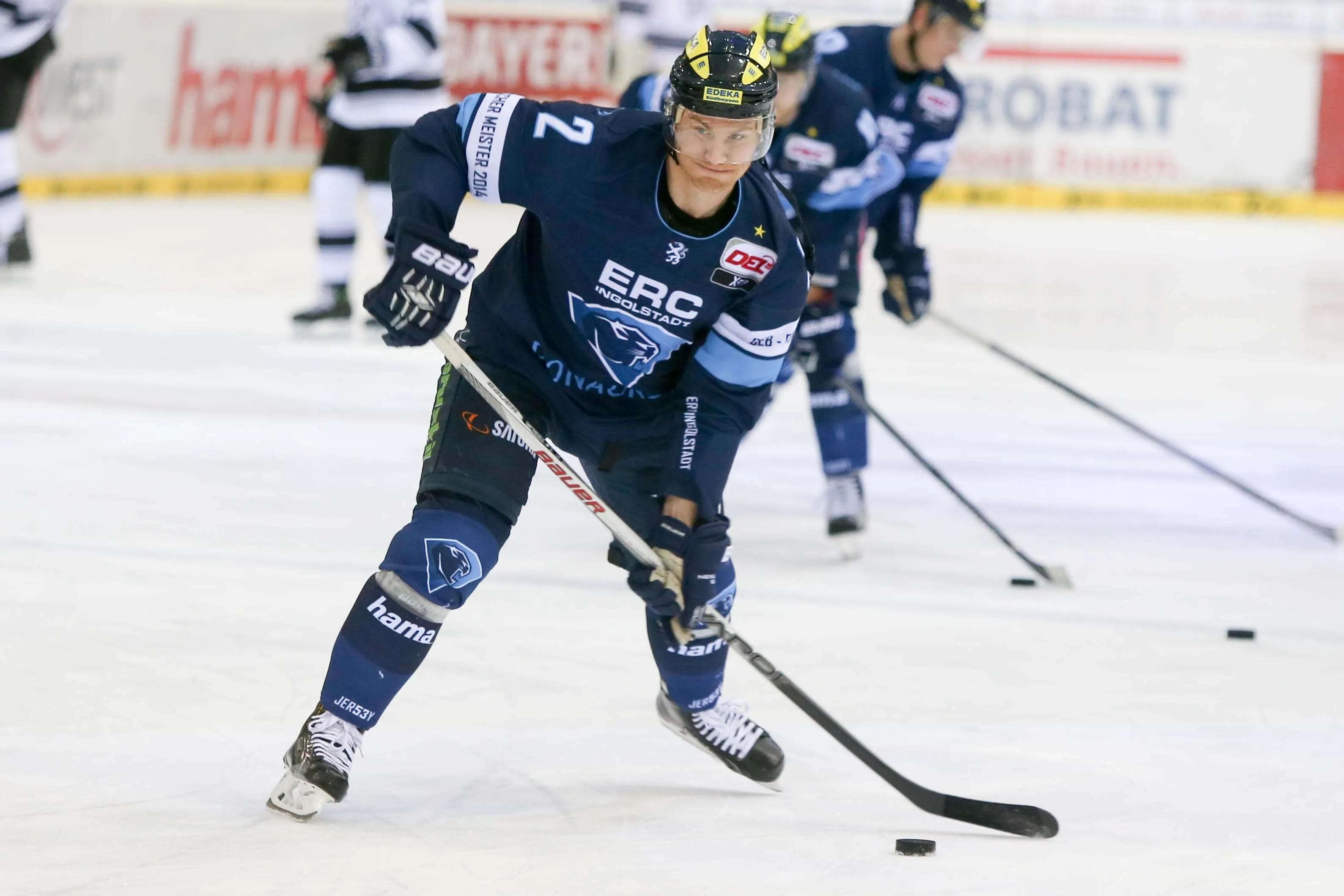 Ihr Name auf dem neuen Warm-up-Trikot des ERC Ingolstadt - dank einer Donaukurier-Aktion. Foto: Jürgen Meyer / kbumm.de