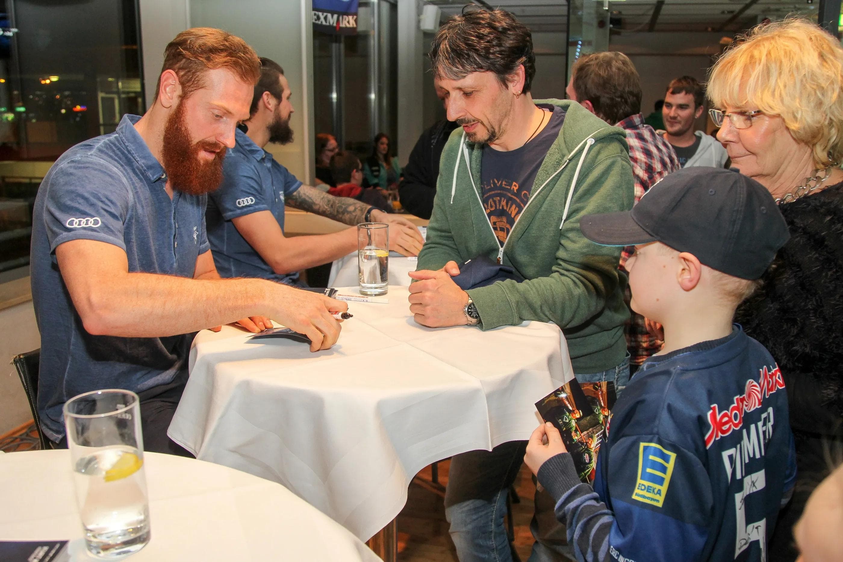 Nach der Fragerunde standen die ERC-Spieler auch für Autogramme bereit. Foto: Markus Banai
