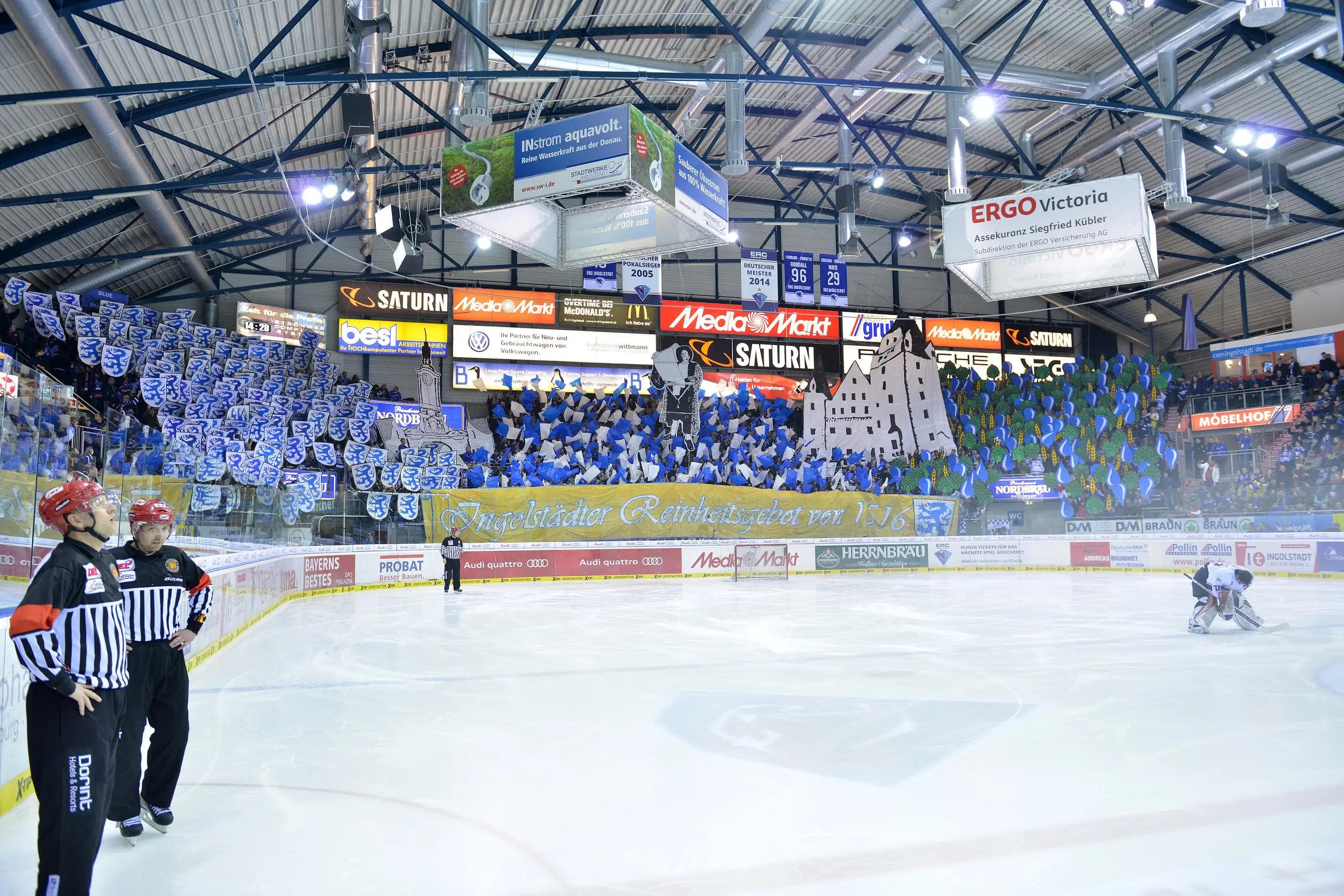 Mit einer Choreographie zum 500. Jubiläum des Reinheitsgebotes sorgten die ERC-Fans am letzten Vorrundenspieltag für ein Glanzlicht. Foto: st-foto.de / Traub