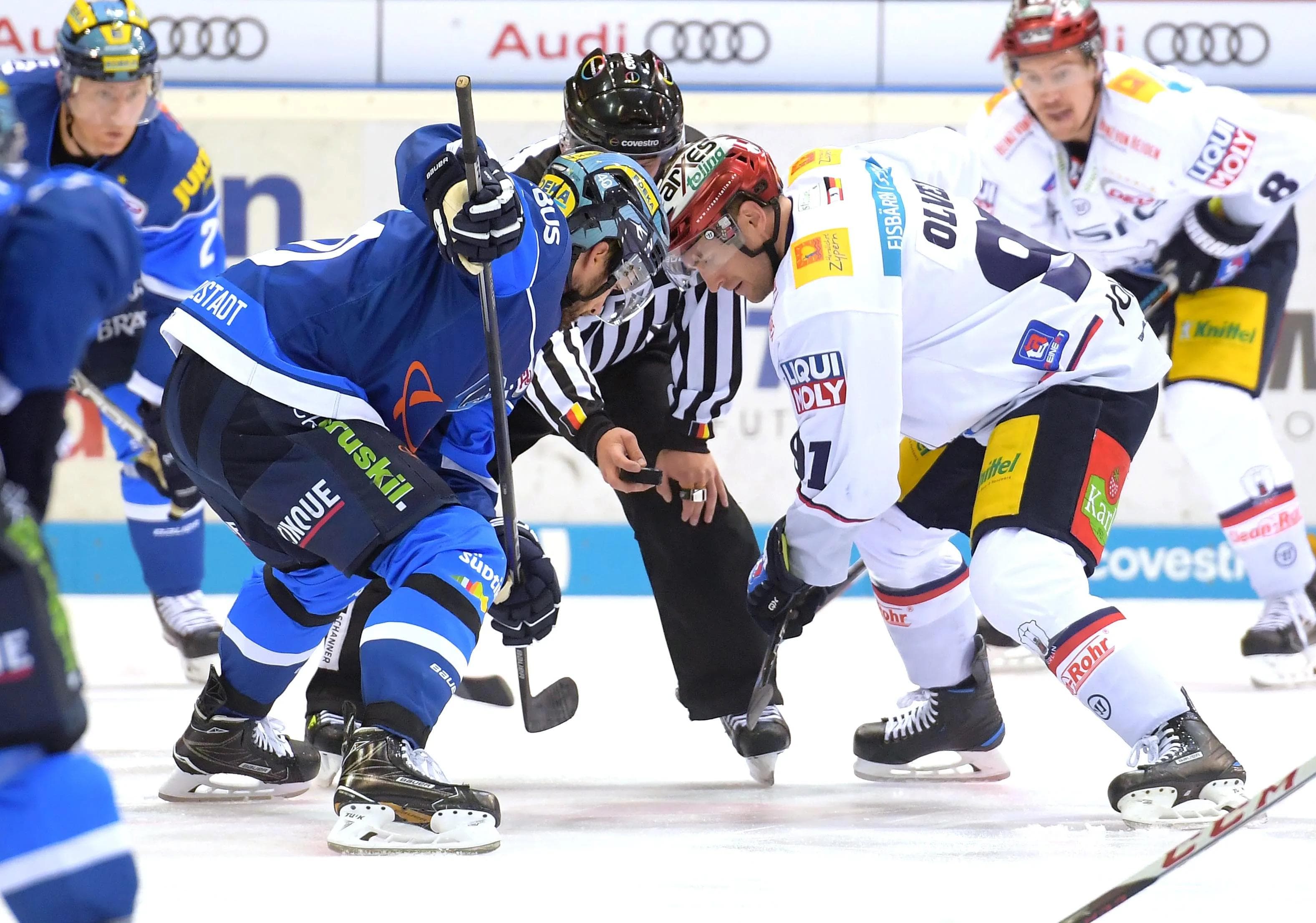 Bully zwischen Darin Olver vom ERC Ingolstadt und Mark Olver von den Eisbären Berlin. Foto: Florian Pohl/City-Press GbR