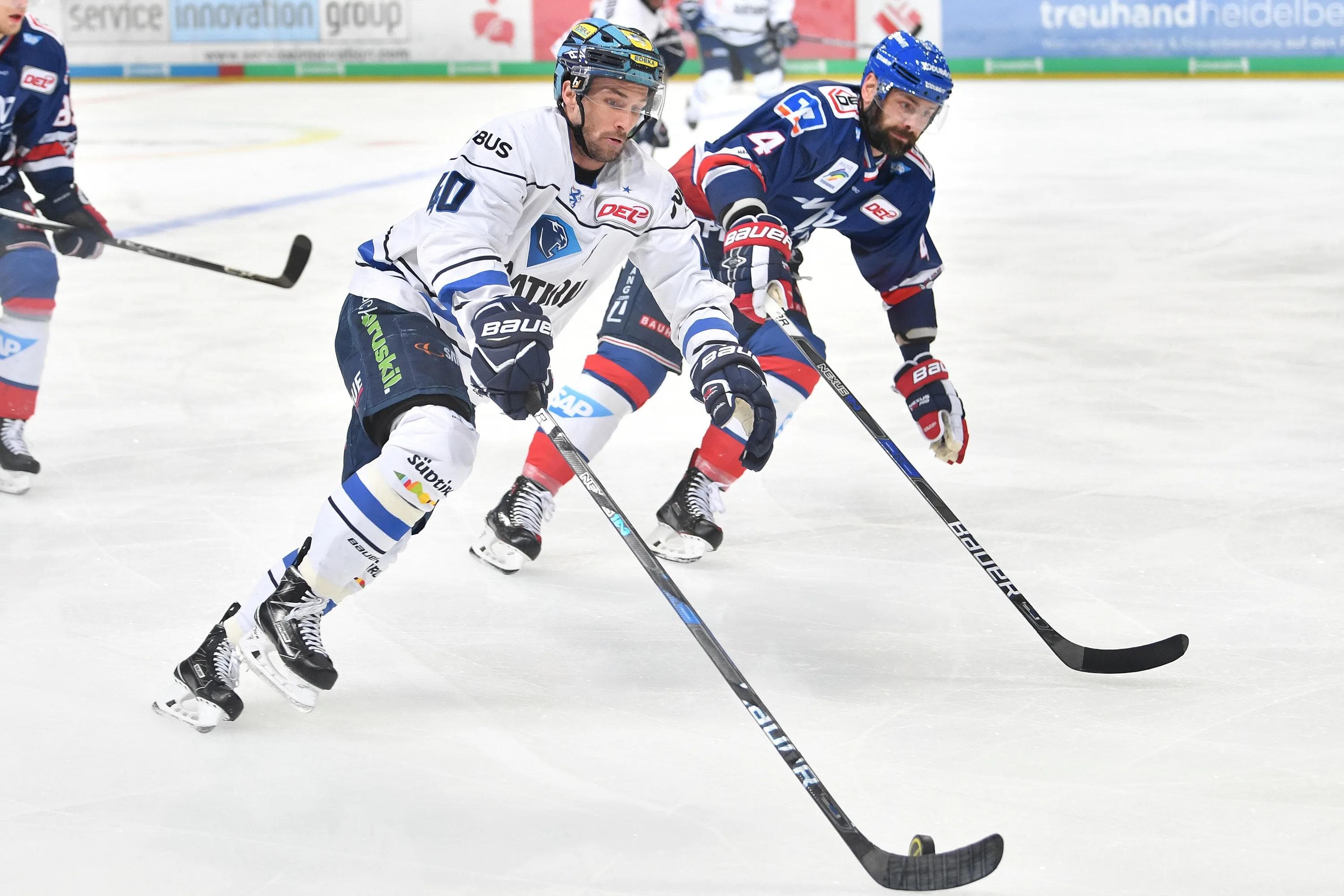 Darin Olvers ERC verliert gegen die Adler Mannheim um Mark Stuart.

Foto: ST-Foto.de / Johannes Traub