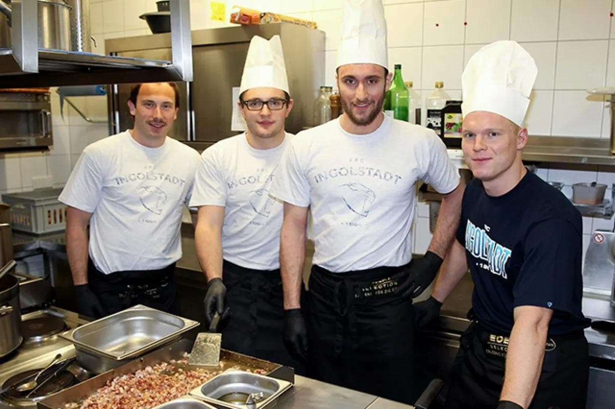 Aaron Brocklehurst, Marco Eisenhut, Stephan Kronthaler und Christoph Gawlik (von links) zauberten ein feines Menü für die Fans. Foto: Meyer