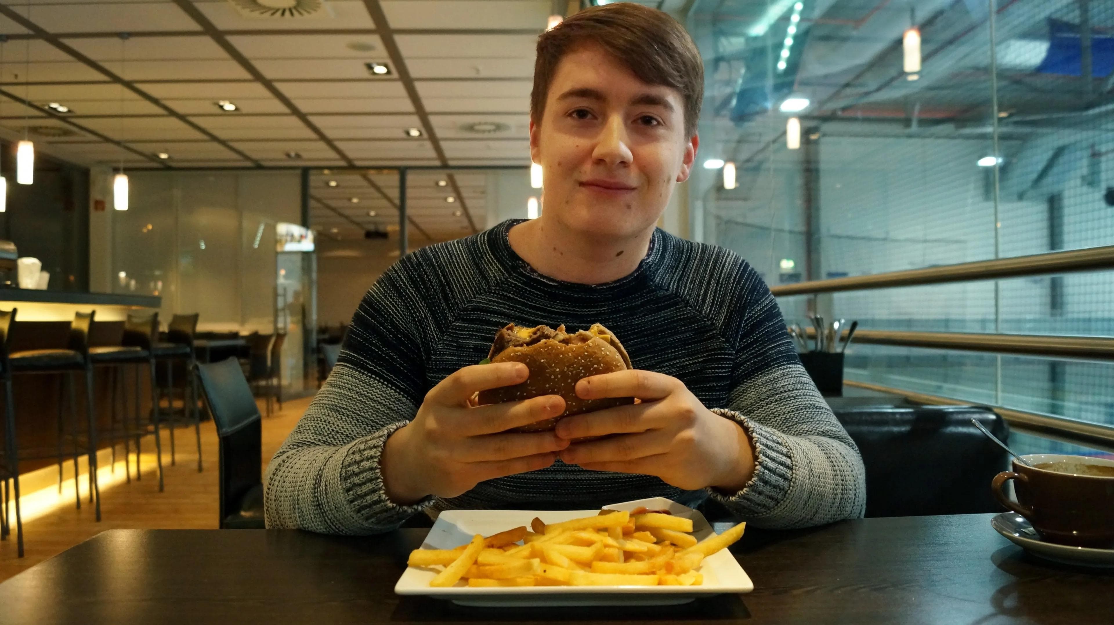 Fabian Brandt schmeckt's! Der 1964er ist bis Ende Februar in der Sportsbar erhältlich.