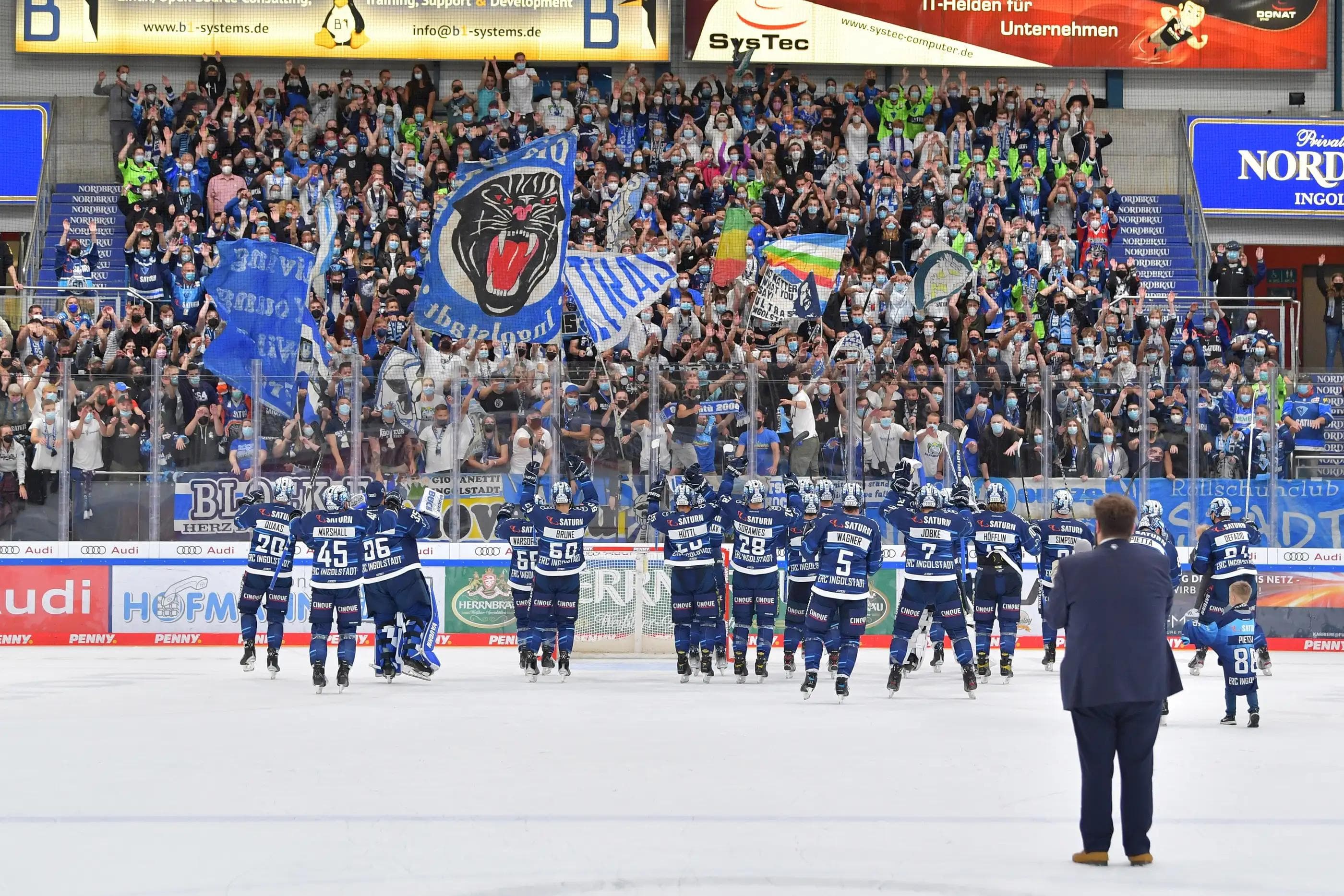 Panther-Spieler und -Fans feierten den Heimsieg gegen Schwenningen ausgelassen.
Foto: Johannes Traub/JT-Presse.de