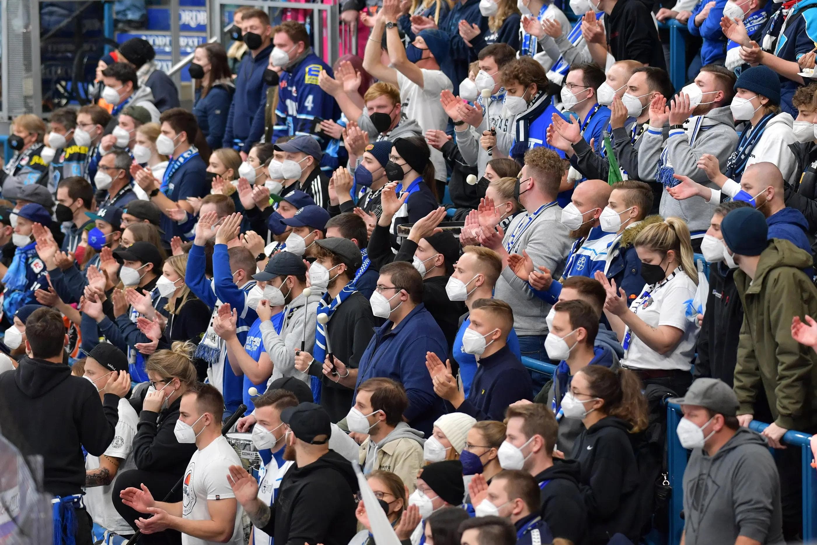 Ab sofort dürfen wieder deutlich mehr Fans in die SATURN-Arena.
Foto: Johannes Traub/JT-Presse.de