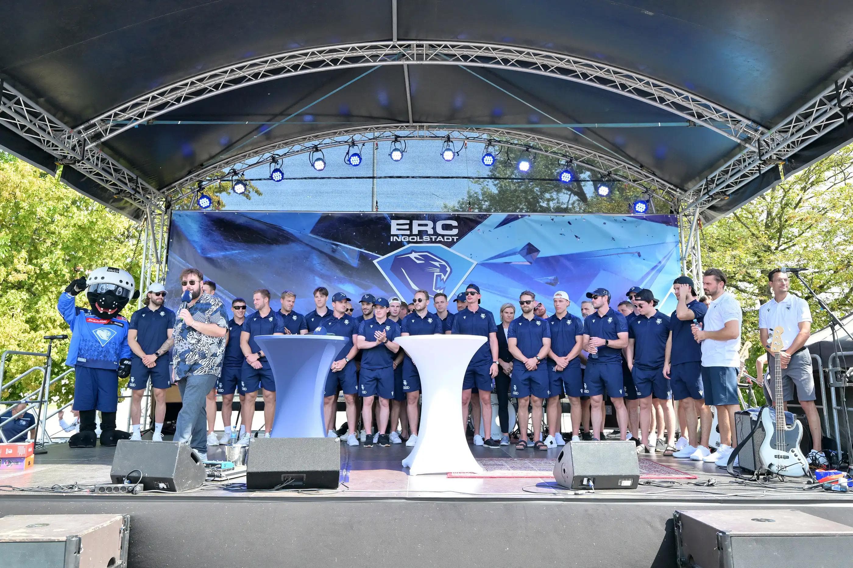 Teampräsentation auf der Bühne.
Foto: Johannes Traub/JT-Presse.de