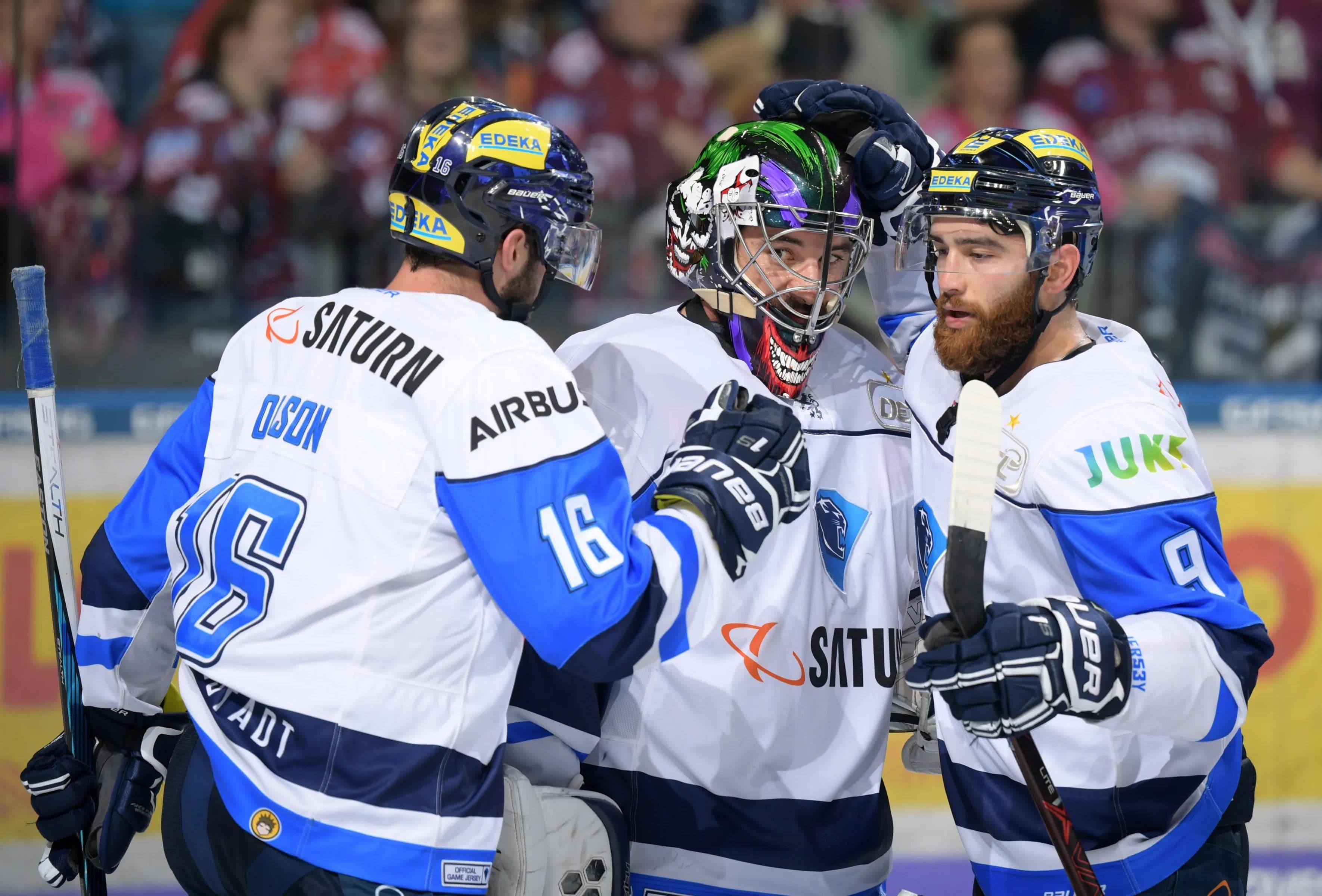Auswärtssieg für die Panther um Goalie Jochen Reimer (Mitte) und die beiden Torschützen Brett Olson (links) und Jerry D'Amigo. Foto: City Press