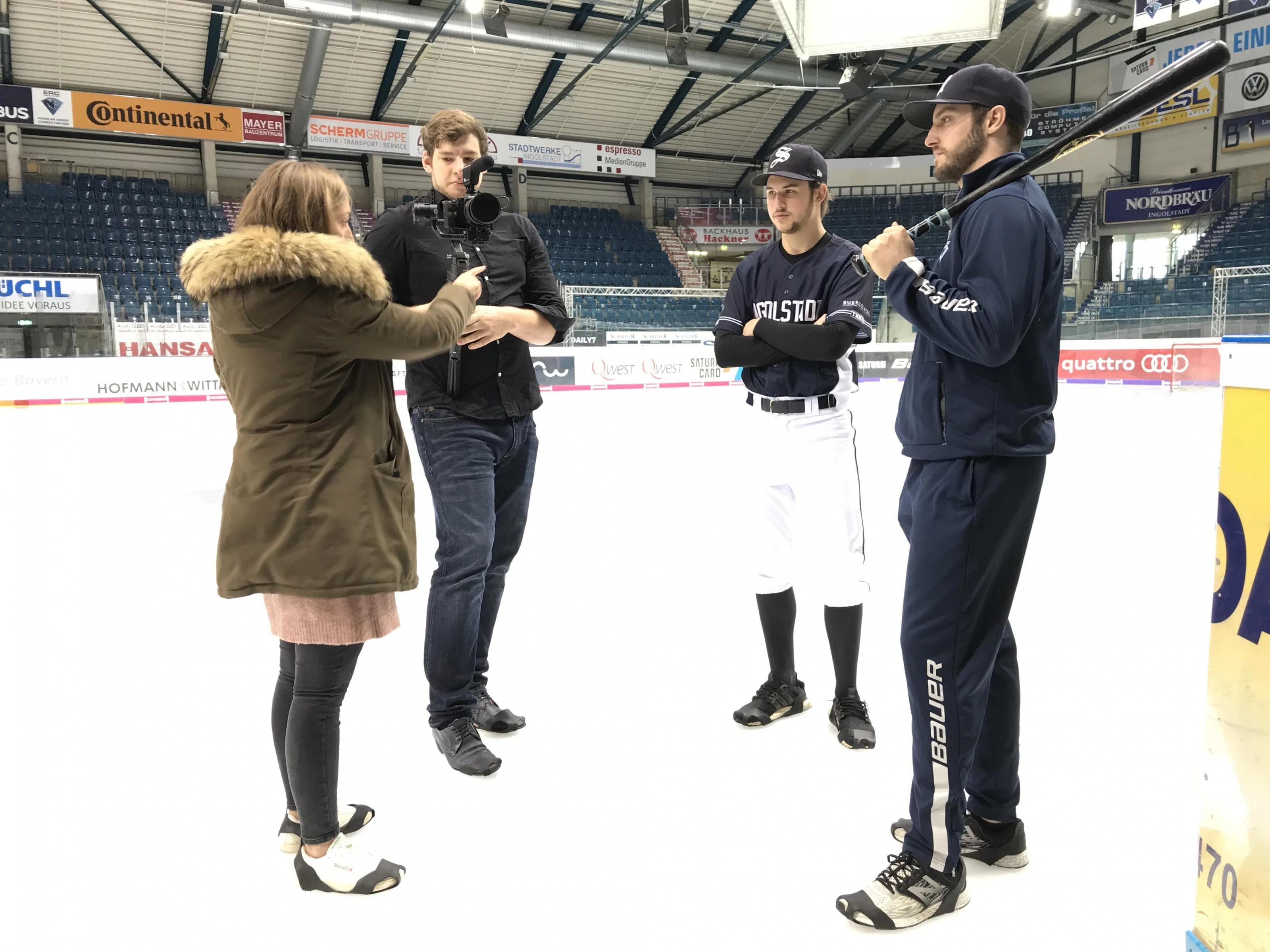 Das Kamerateam erklärt den Protagonisten die Szenen. Foto: Wimösterer