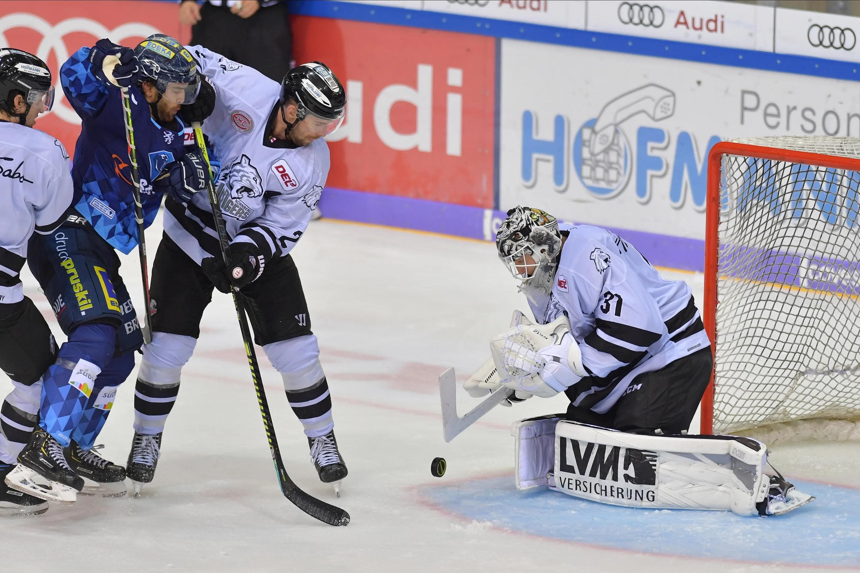 Kaum ein Durchkommen gab es beim Heimauftakt gegen die Ice Tigers am zweiten Spieltag. Das soll morgen anders sein.
Foto: Johannes TRAUB / JT-Presse.de