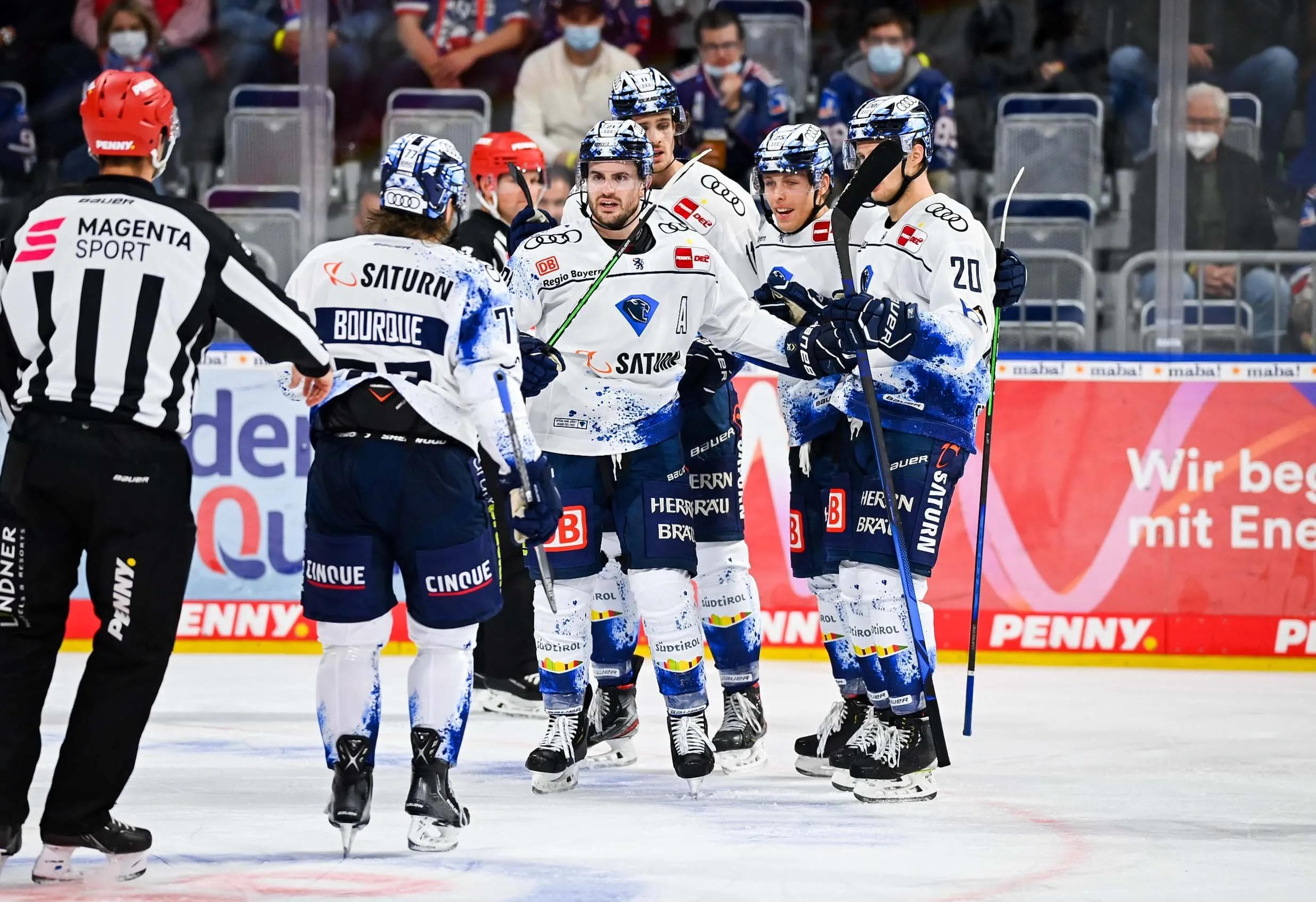 Mittwoch ist Autogrammstunde im Westpark Ingolstadt! Neben Chris Bourque (links), Wayne Simpson (Mitte) und Leon Hüttl (zweiter von rechts) sind auch Fabio Wagner, Mirko Höfflin und Daniel Pietta mit dabei!