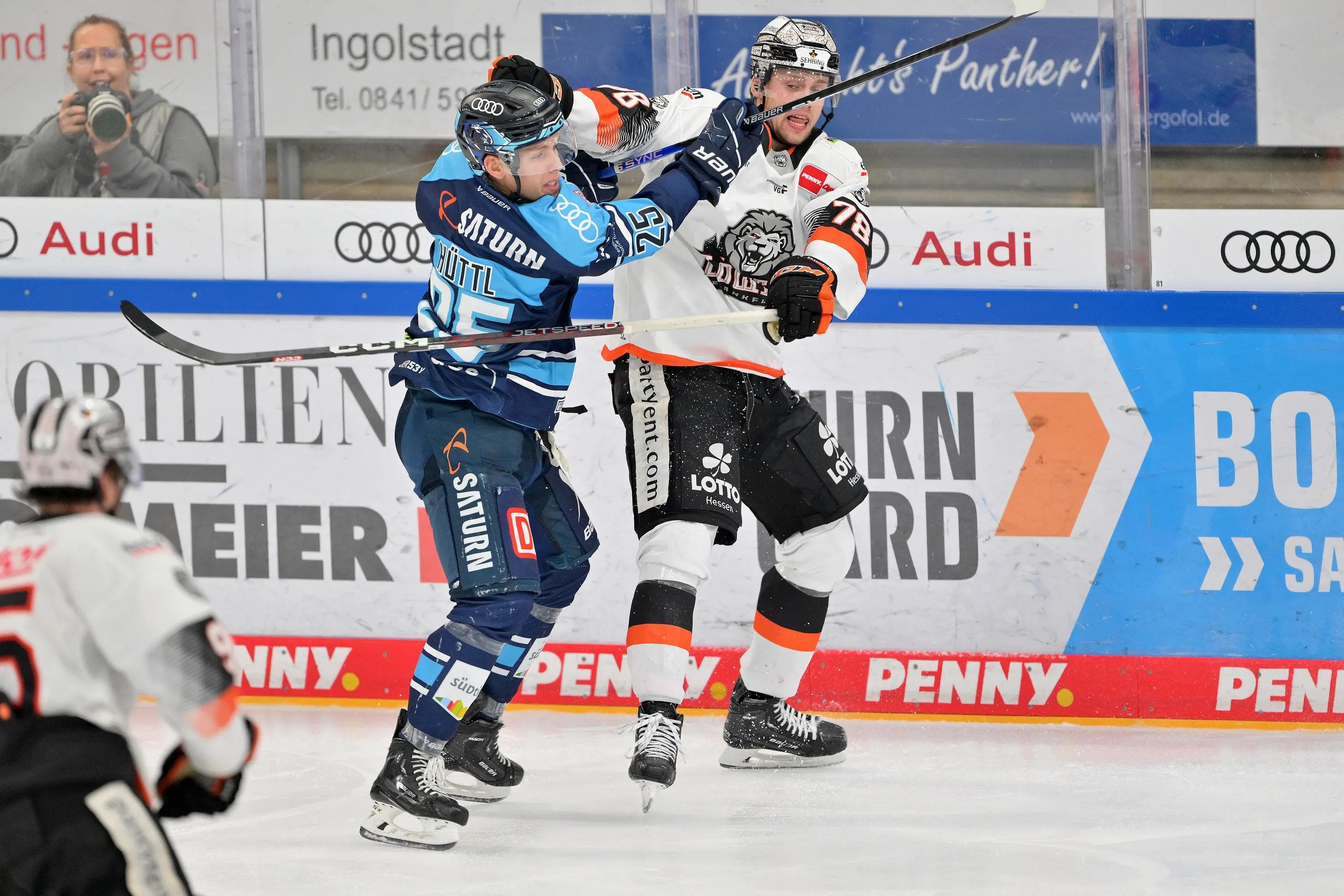 Es wird sich nichts geschenkt: ERC-Verteidiger Leon Hüttl während des Heimspiels gegen Frankfurt im Zweikampf mit Dominik Bokk.
Foto: Johannes Traub/JT-Presse.de