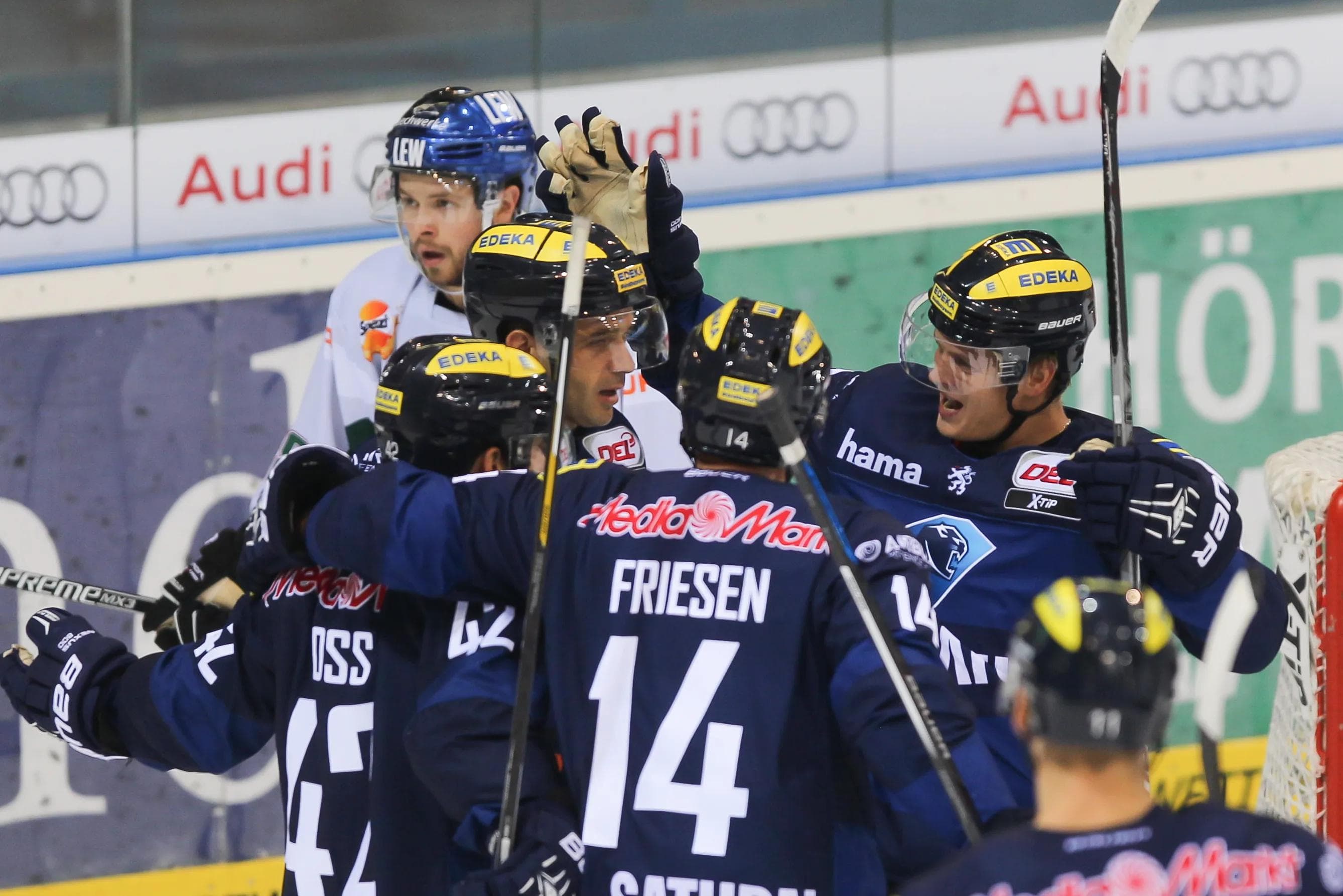 Martin Davidek (rechts) fährt jubelnd auf Thomas Greilinger zu, der Ingolstadt gegen Augsburg in Führung schoss. Dieser bedankte sich bei Davidek mit einer Torvorlage, seiner 199. im ERC-Trikot. Foto: Oliver Strisch