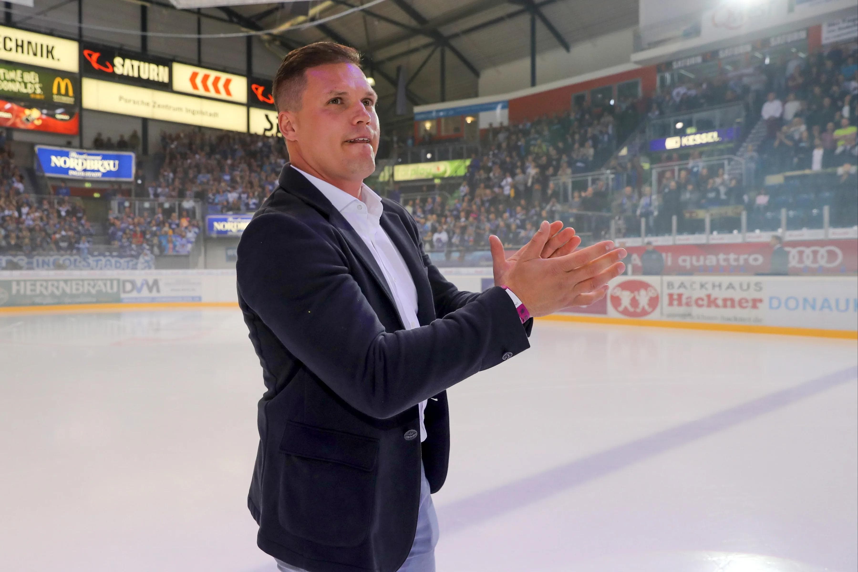 Viel Applaus von den Fans, viel Applaus für die Fans. Ein großer Sportler tritt ab. Foto: Stefan Bösl / kbumm.de