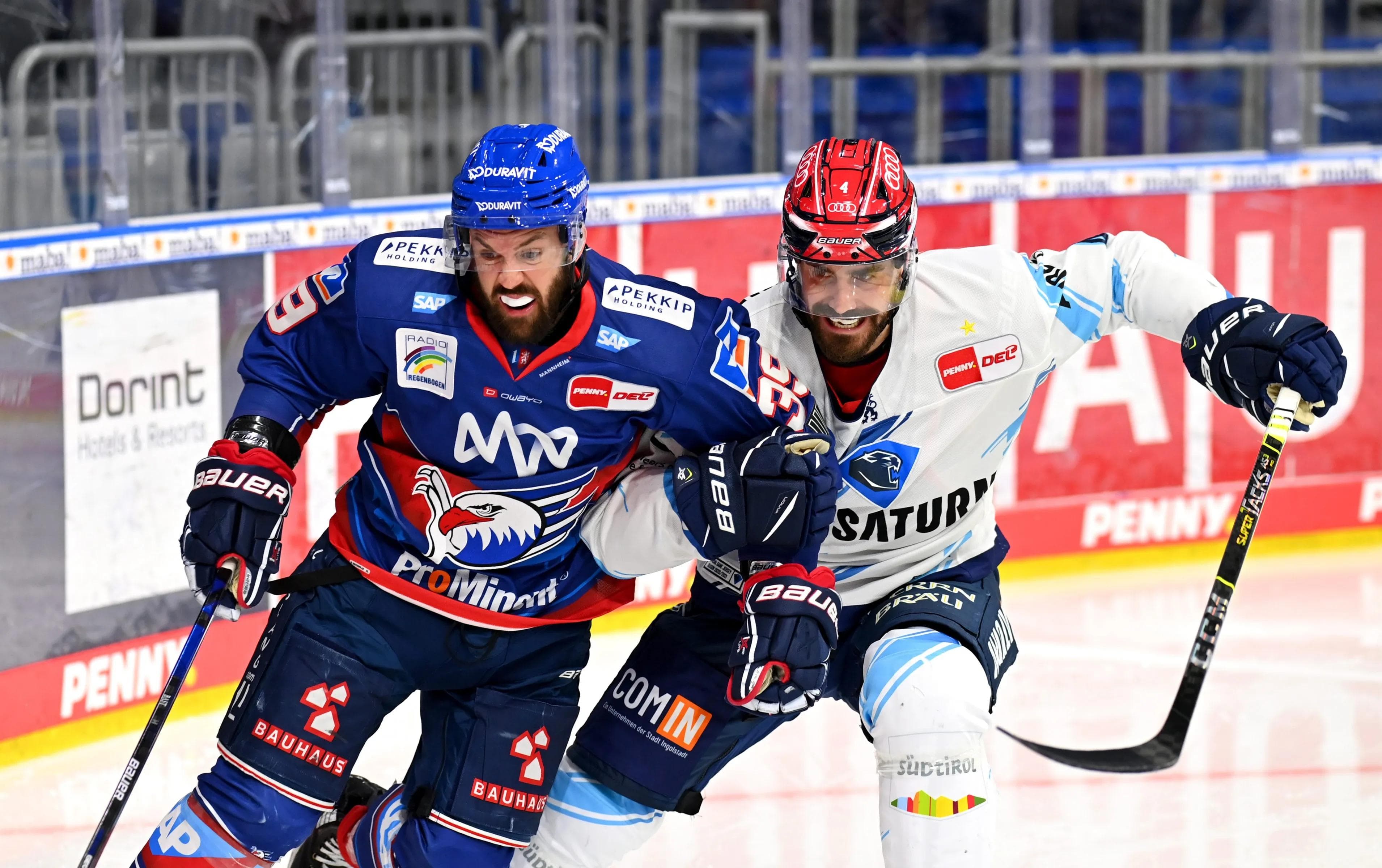 Die Panther um Morgan Ellis (li.) erkämpften sich in einem intensiven Spiel einen Zähler.
Foto: DEL-Fotosharing/Sörli Binder