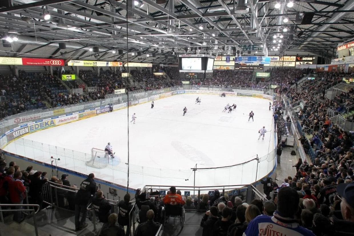 Die Saturn Arena hat vielleicht nicht die meisten Zuschauerplätze, aber guten Besuch und tolle Atmosphäre. Foto: Bösl - www.kbumm.de