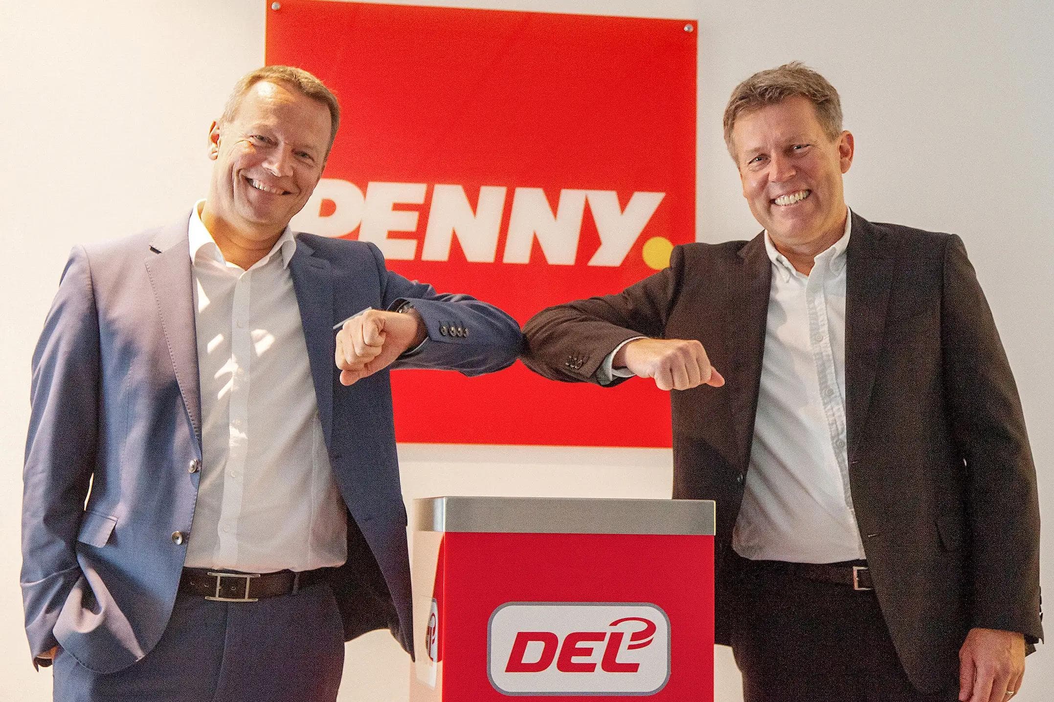 Stefan Magel, Bereichsvorstand Handel Deutschland der REWE Group und COO von PENNY und DEL-Geschätsführer Gernot Tripcke besiegeln die Partnerschaft.
Foto: DEL