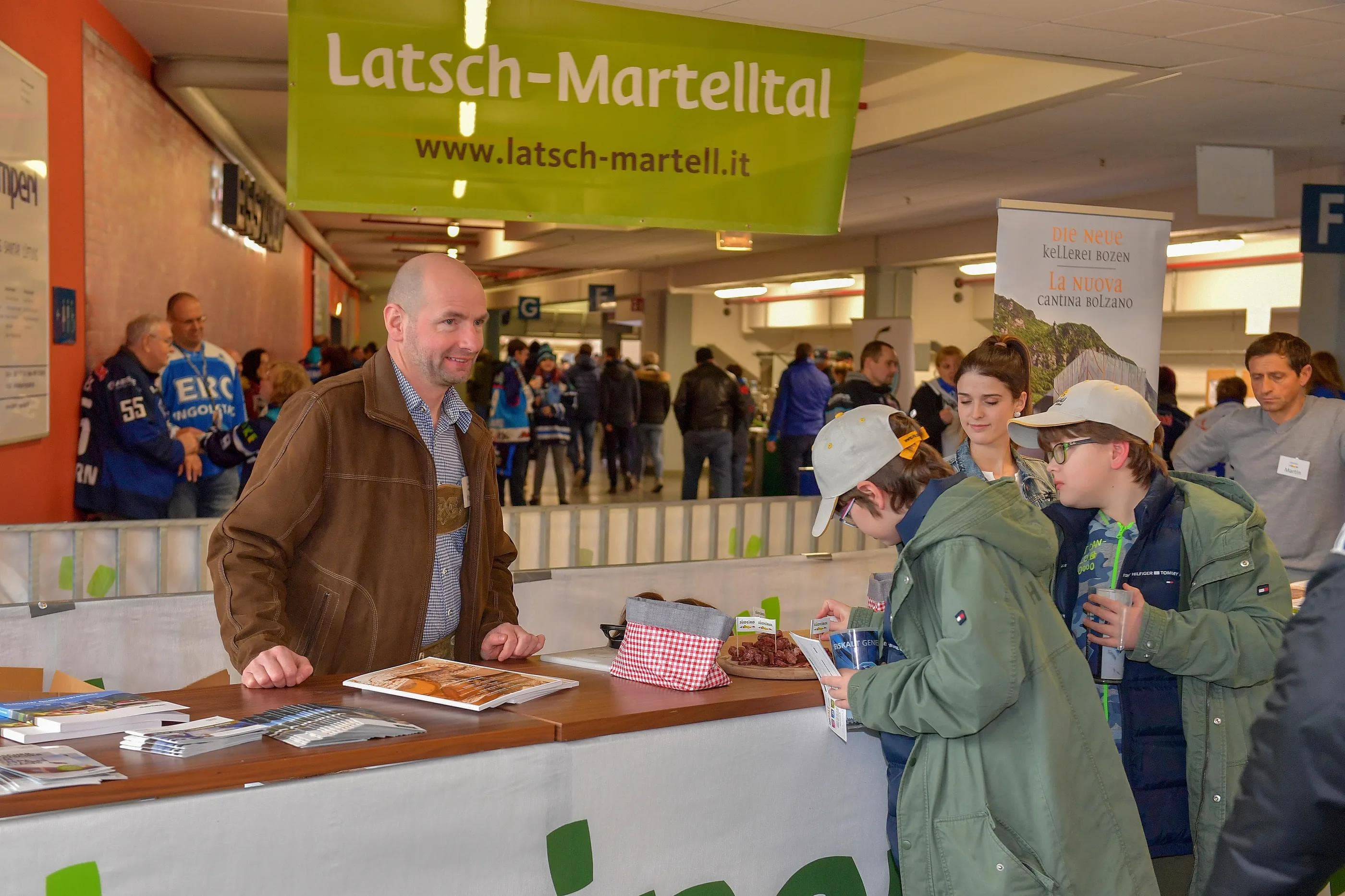 Die Südtiroler aus Latsch boten Happerl von Südtiroler Spezialitäten an und berieten zu Urlaubsreisen.
Foto: Johannes TRAUB / ST-Foto.de