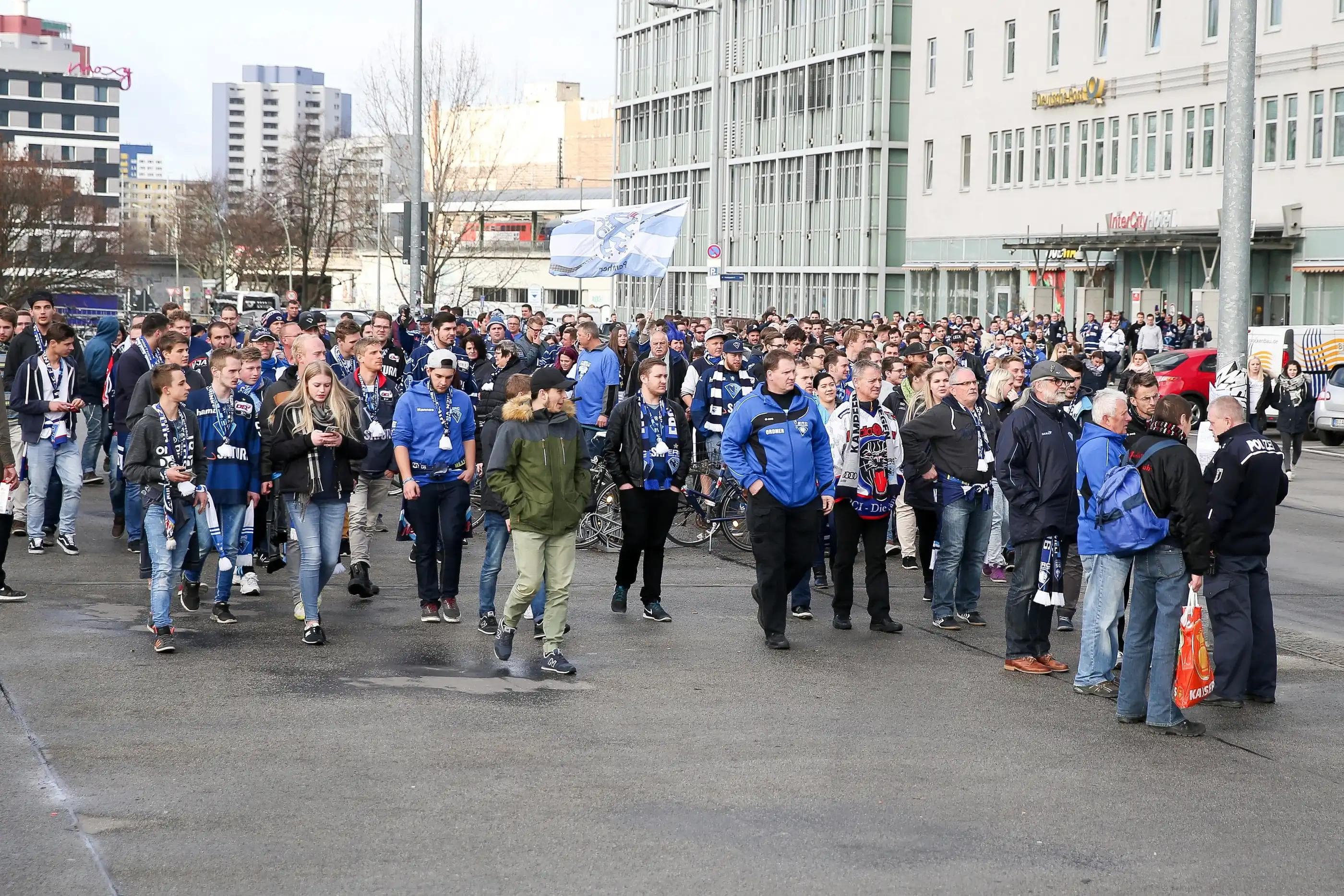 Im Fan-Marsch ging es gemeinsam zum Stadion. Foto: Meyer Jürgen