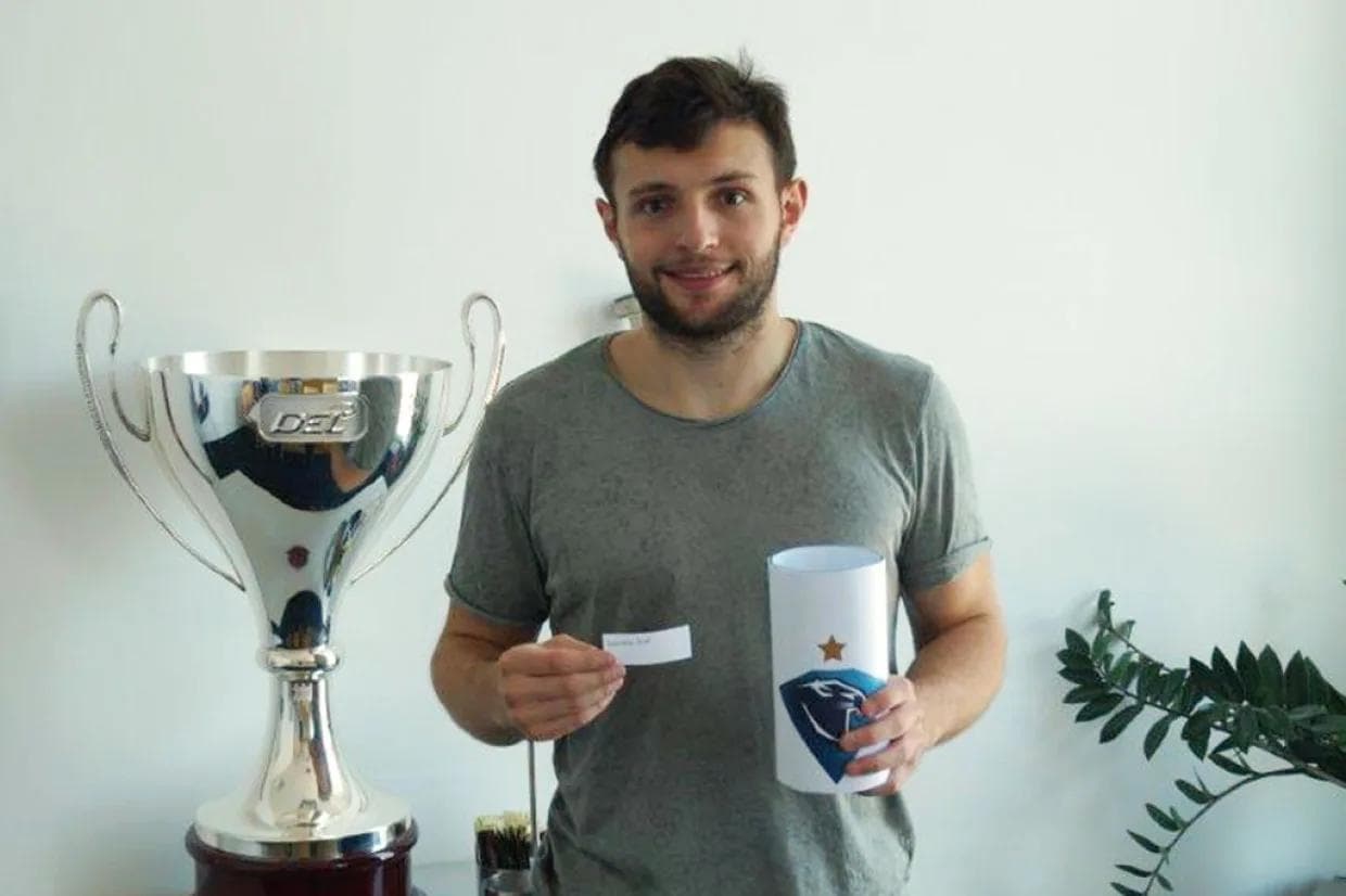 Goalie Marco Eisenhut zieht Günther Graf...