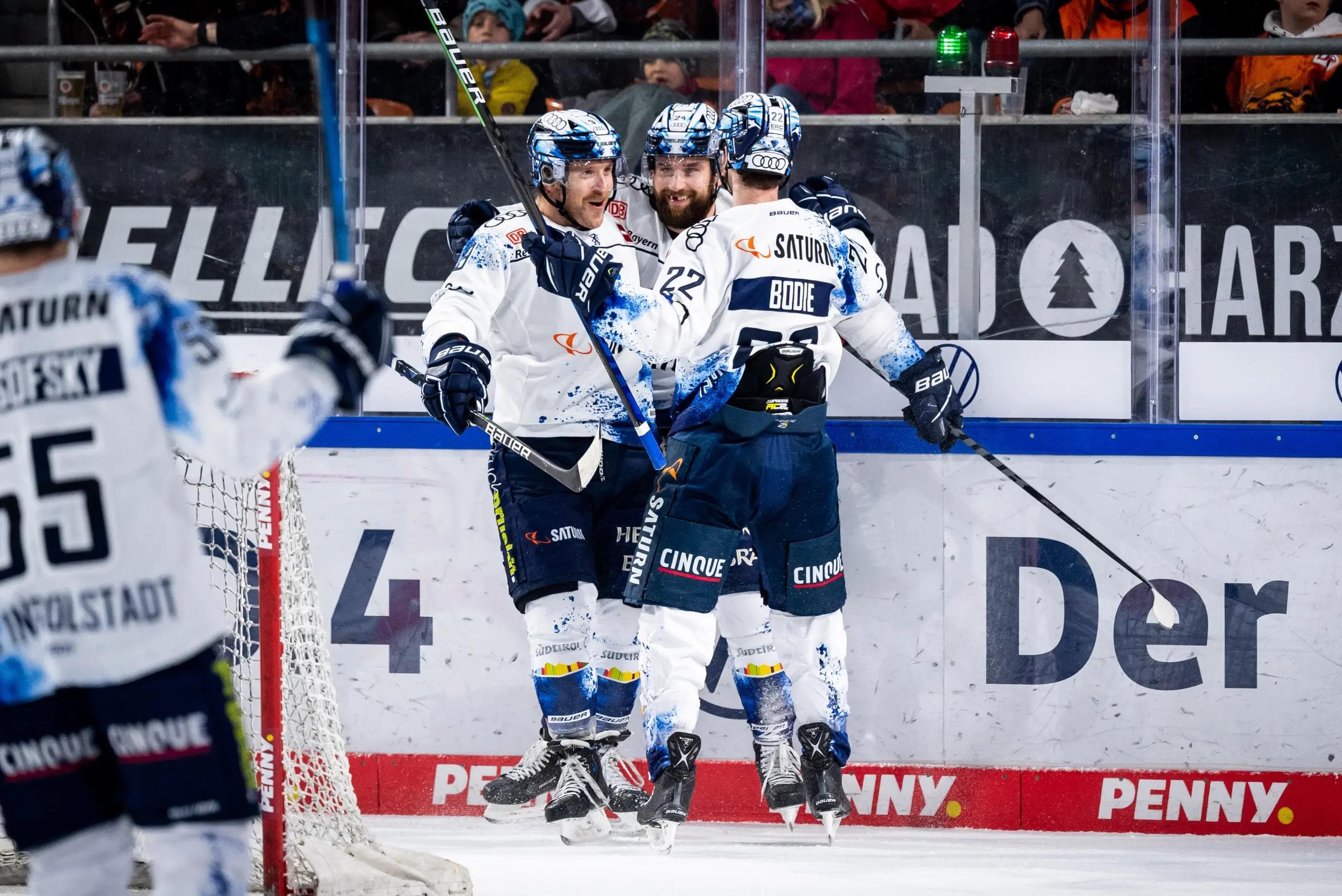 Erfolgreicher Wochenendabschluss. Frederik Storm, Brandon DeFazio und Mat Bodie (v.l.n.r.) bejubeln mit den Panthern drei Punkte.
Foto: DEL-Photosharing