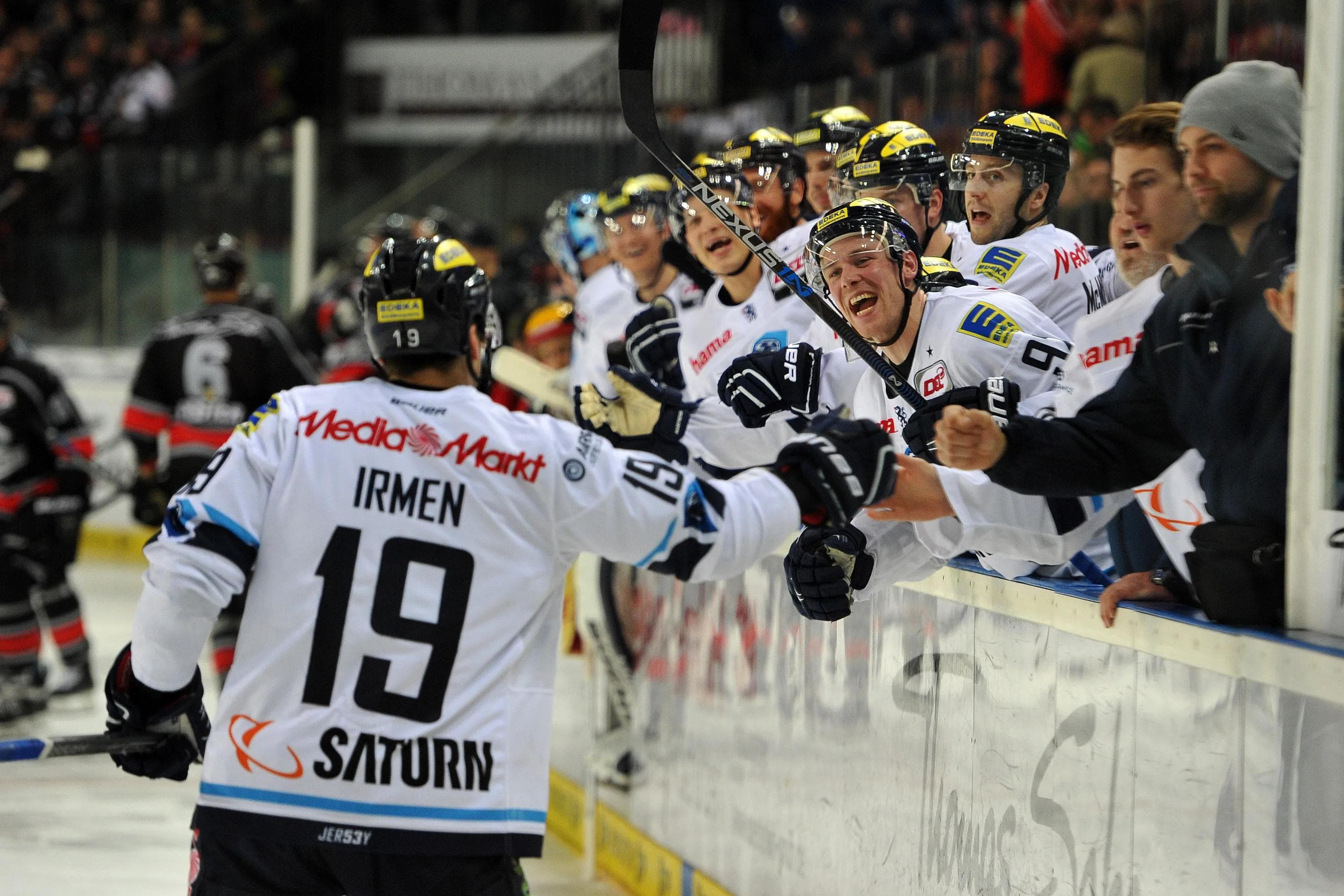 Danny Irmen fährt nach seinem Unterzahlflugrollenabstaubertor zum 2:2 zum Jubeln an die Bank. Foto: st-foto.de / Traub