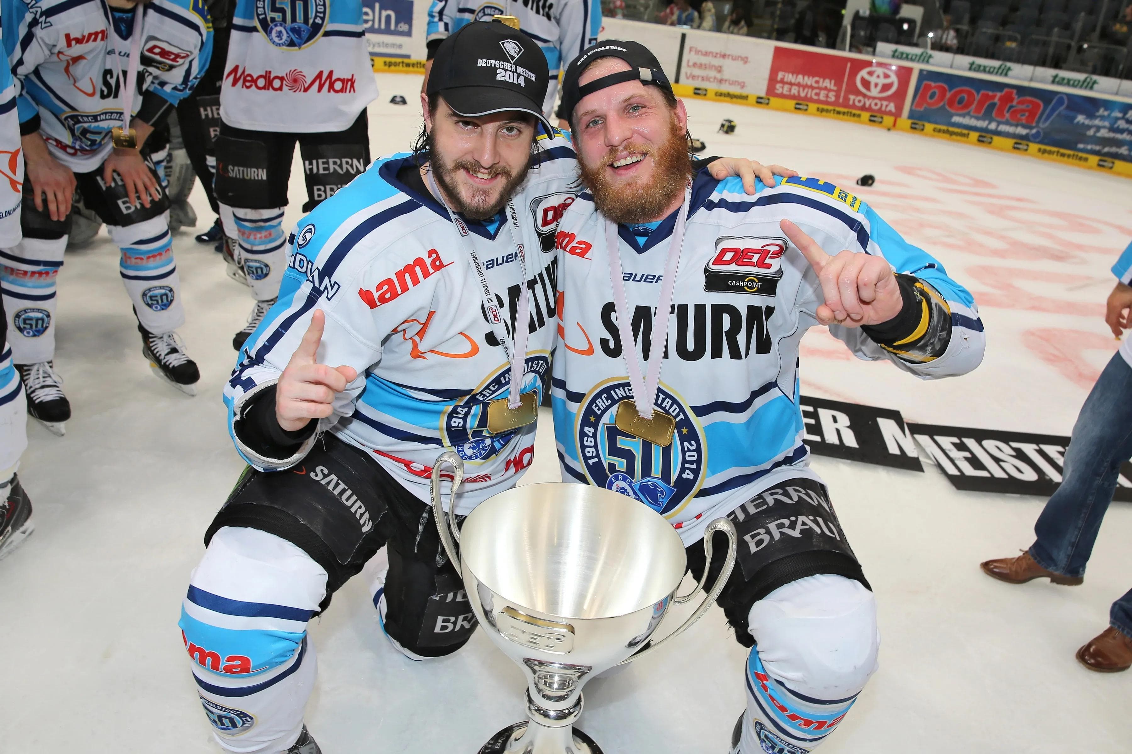 Tim Conboy (r.; mit JF Boucher) nach dem Gewinn der Meisterschaft in Köln.

Foto: Stefan Bösl / kbumm.de