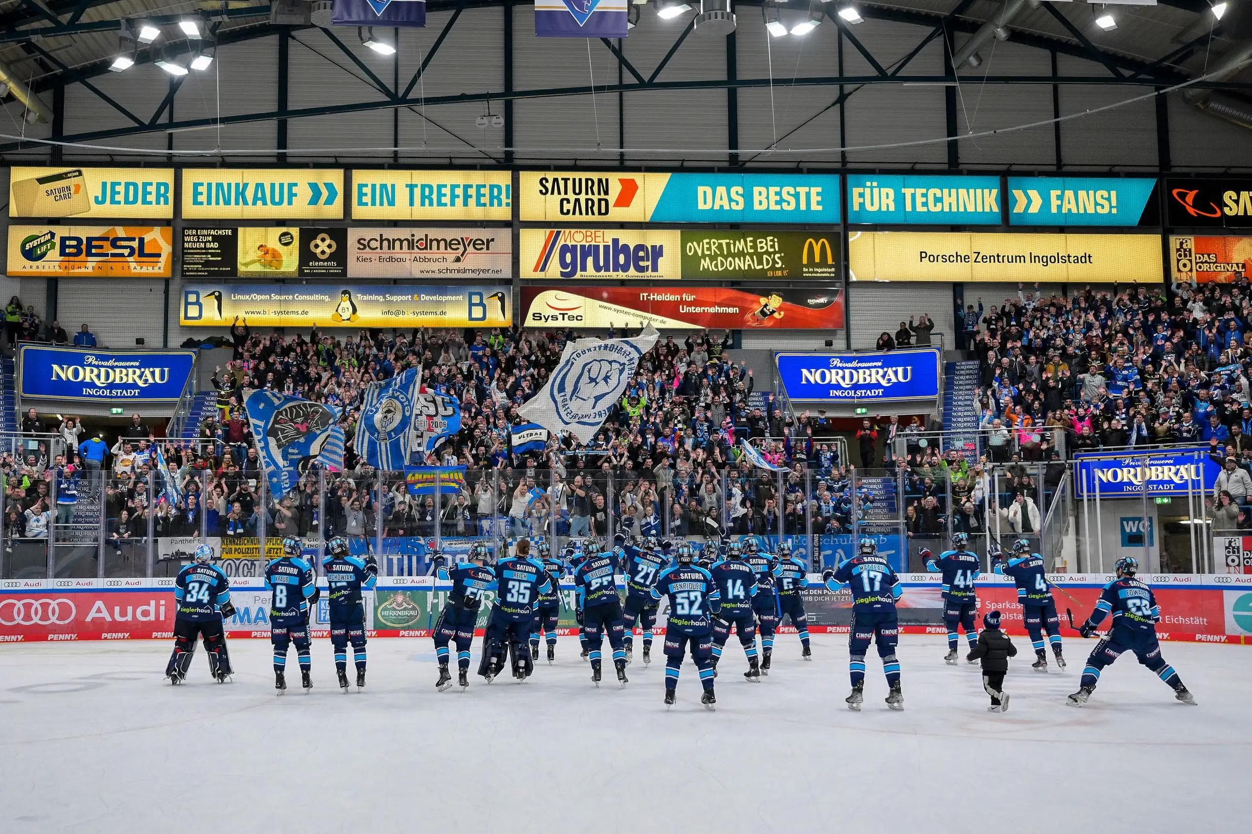 Wird auch nach dem Topspiel gegen Mannheim gemeinsam gefeiert? Karten sind nur noch im Stehplatzbereichn verfügbar.
Foto: Johannes Traub/JT-Presse.de