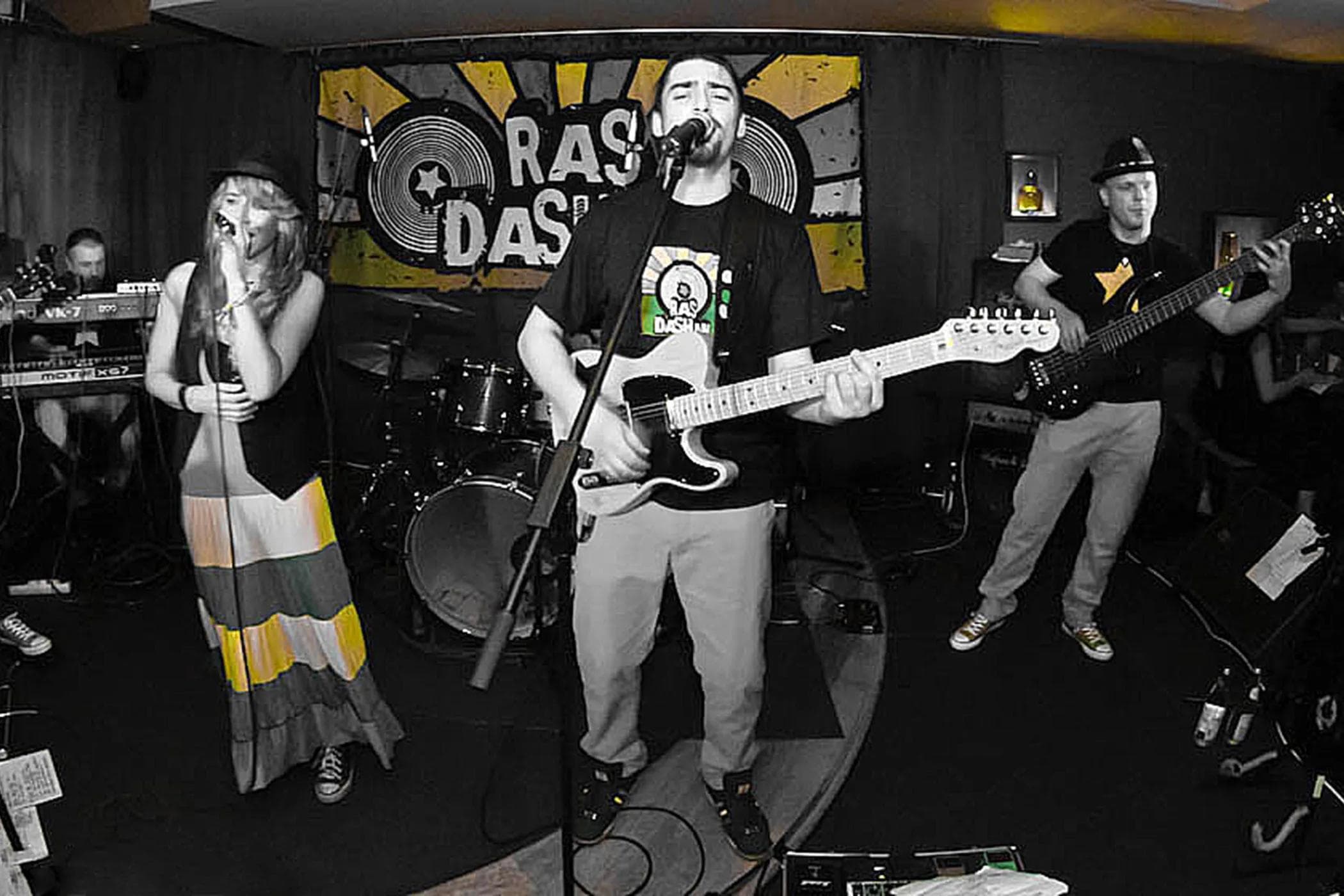 Die Ingolstädter Reggae-Band RasDashaN sorgt auf der Saisoneröffnungsfeier für Stimmung.
Foto: RasDashaN