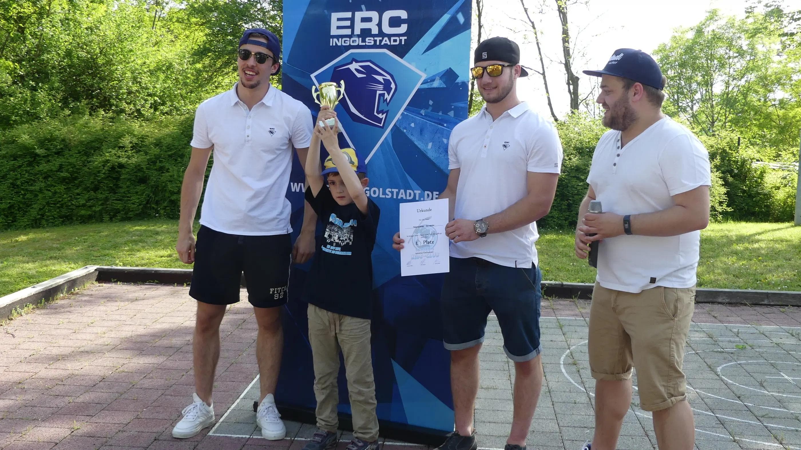 Stark gespielt, mit einem Pokal der Panther belohnt.